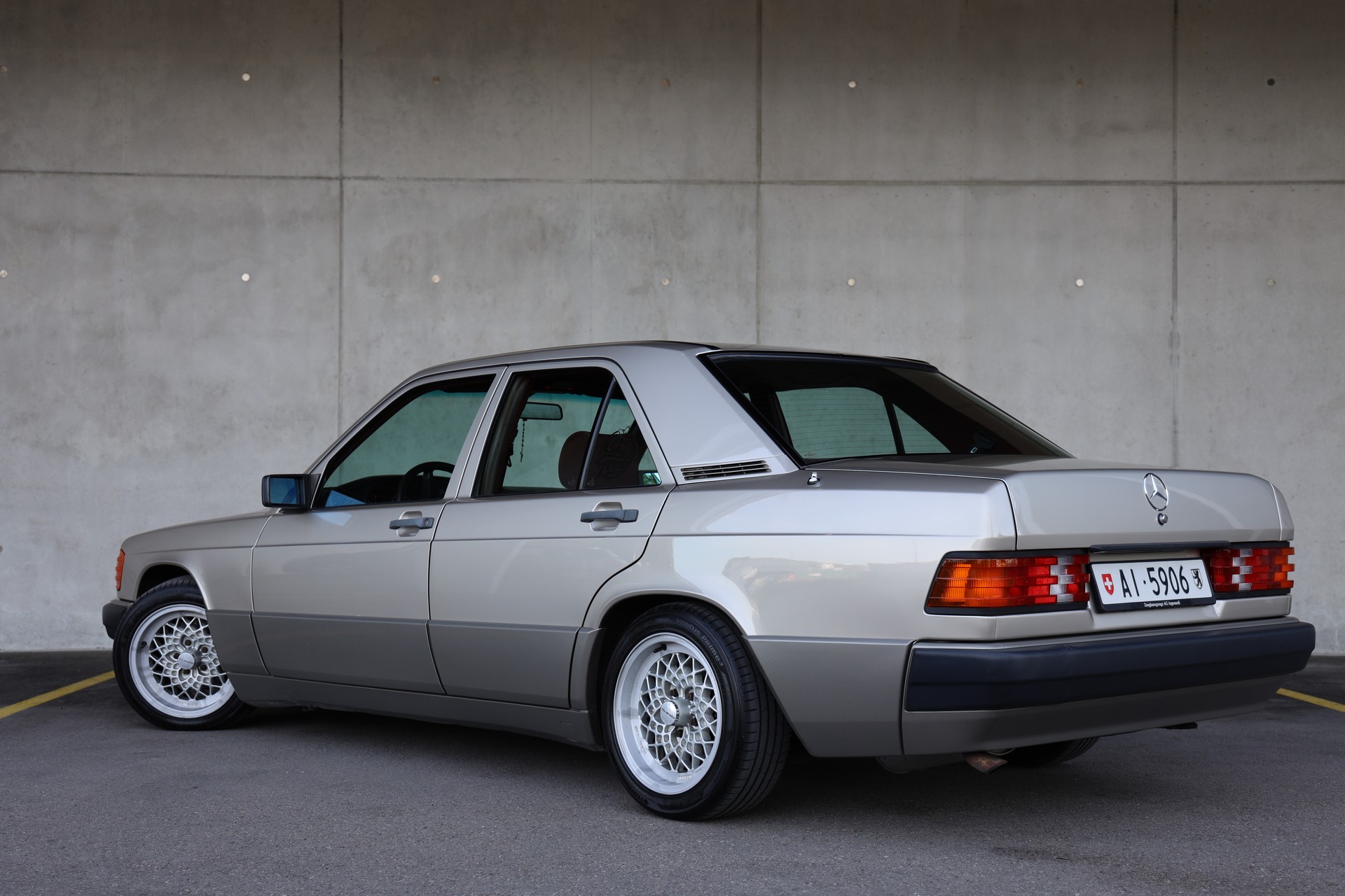 MERCEDES-BENZ 190E-image-3