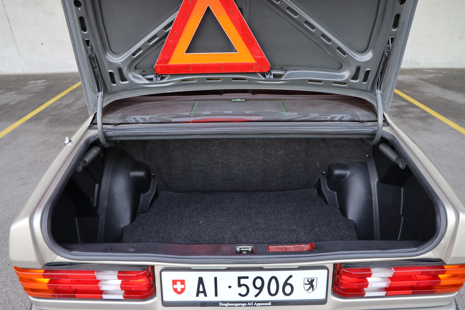 MERCEDES-BENZ 190E-image-13