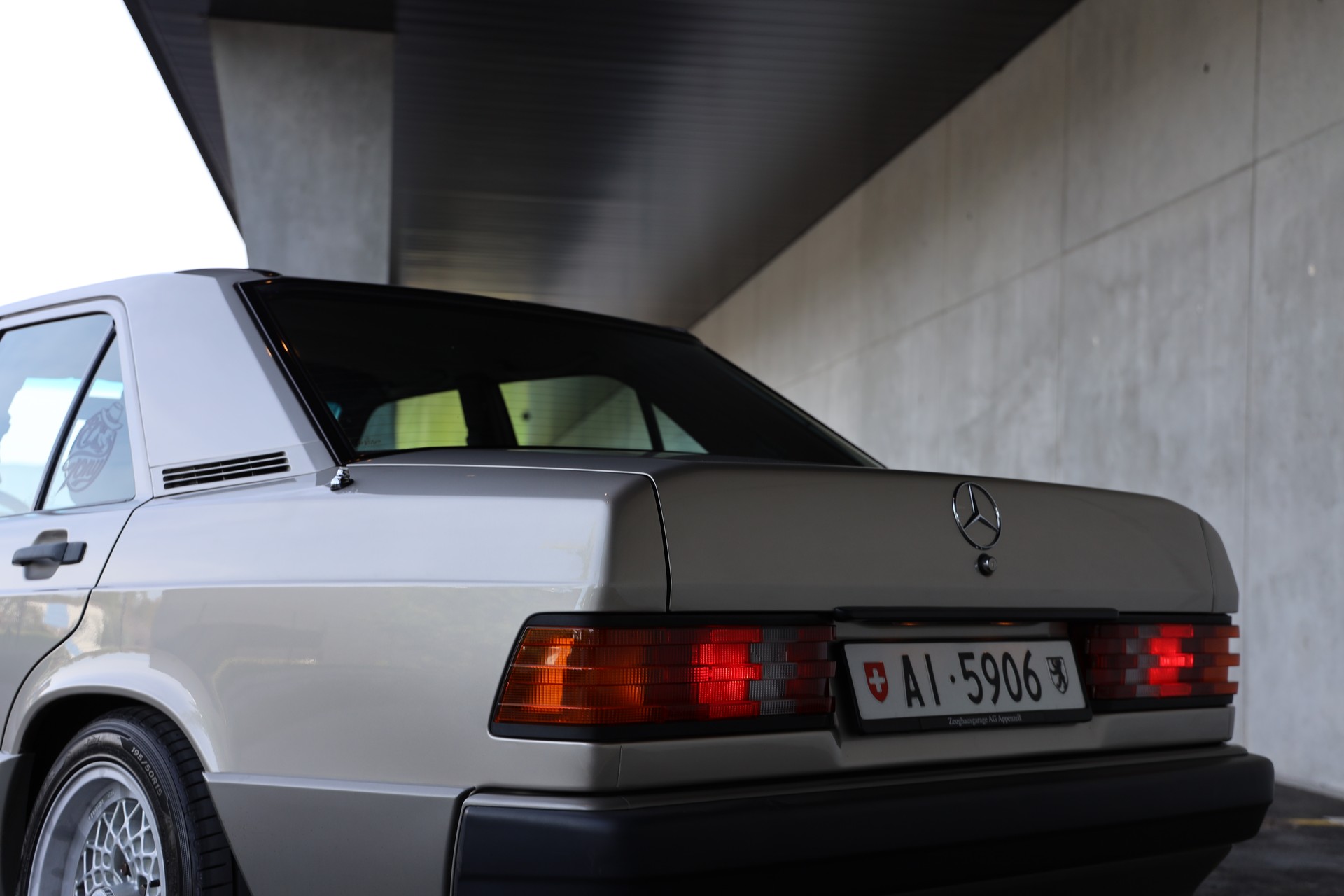 MERCEDES-BENZ 190E-image-18