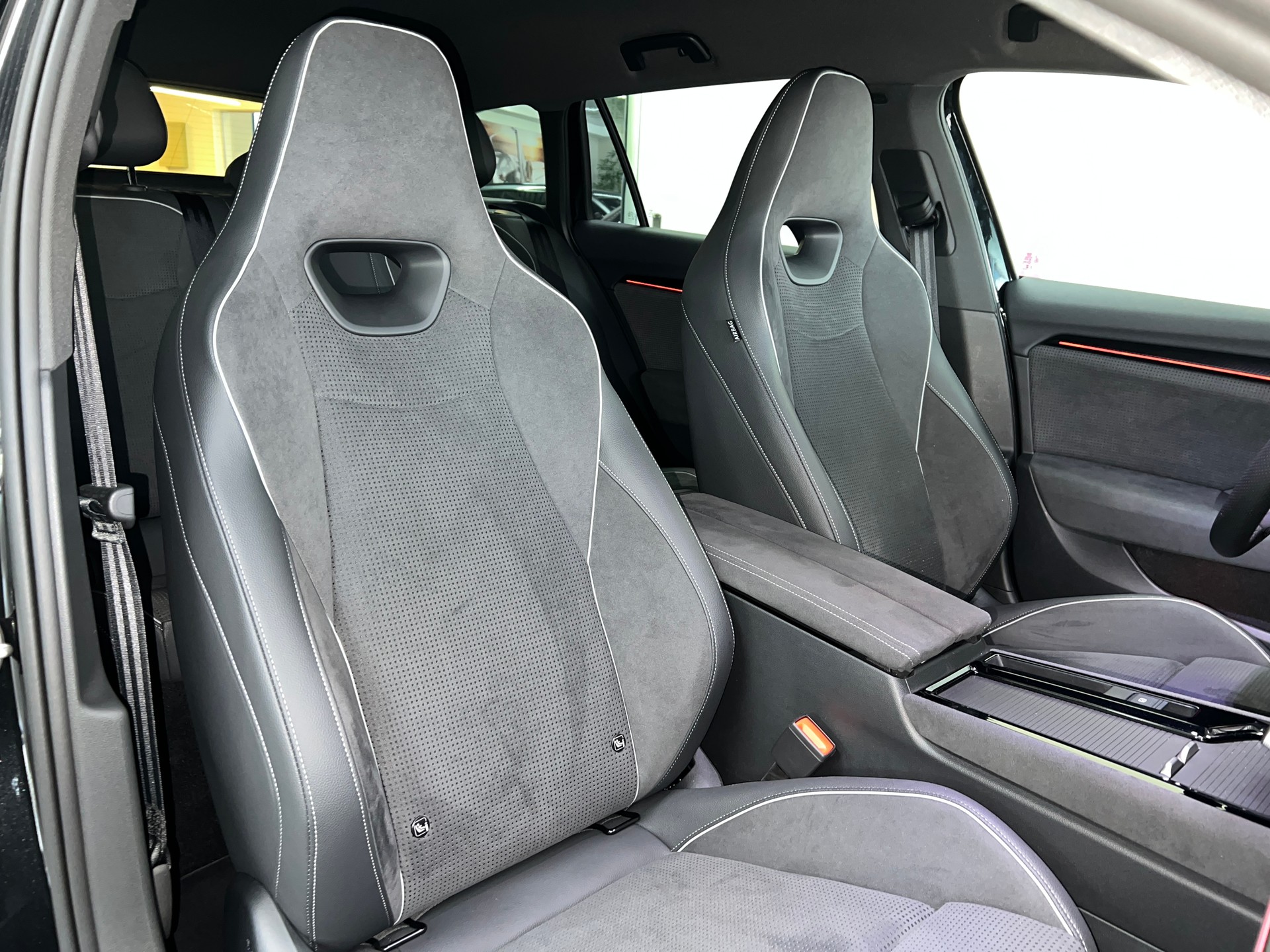 SKODA Superb Combi 2.0 TDi Sportline 4x4 DSG / 5 Jahre Garantie-image-9