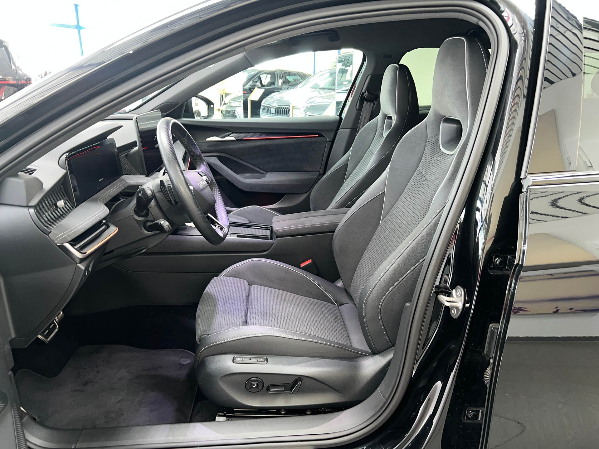 SKODA Superb Combi 2.0 TDi Sportline 4x4 DSG / 5 Jahre Garantie-image-11