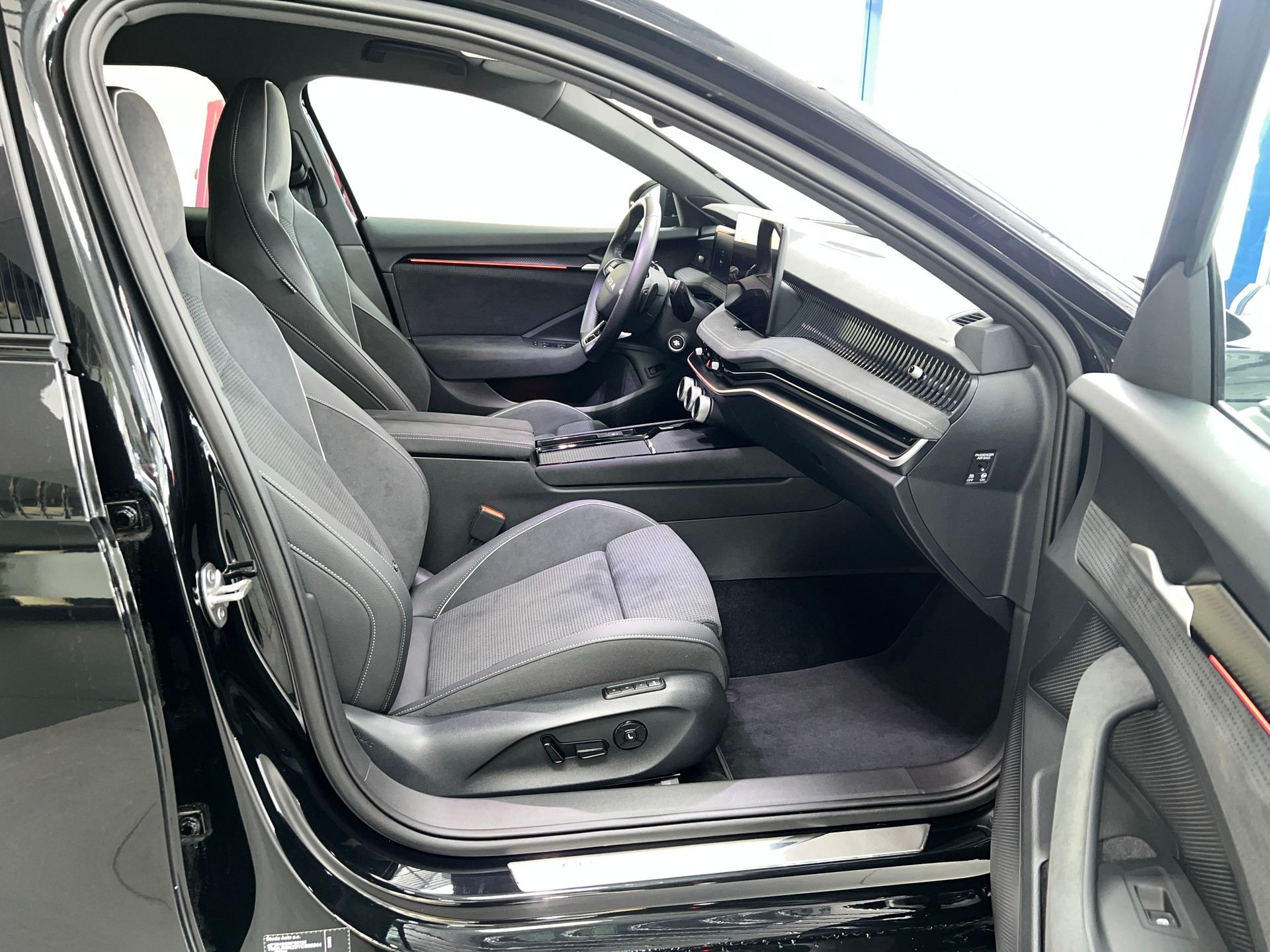 SKODA Superb Combi 2.0 TDi Sportline 4x4 DSG / 5 Jahre Garantie-image-7