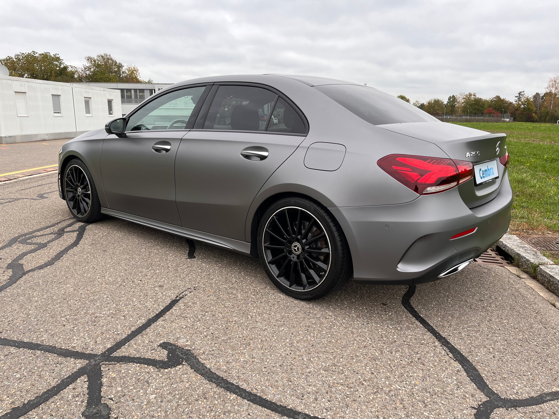 MERCEDES-BENZ A 250 4Matic AMG Line 4Matic 7G-DCT * 1.HAND FAHRZEUG - AMG LINE - PANORAMADACH - GRAU MATT *-showroom-element-3