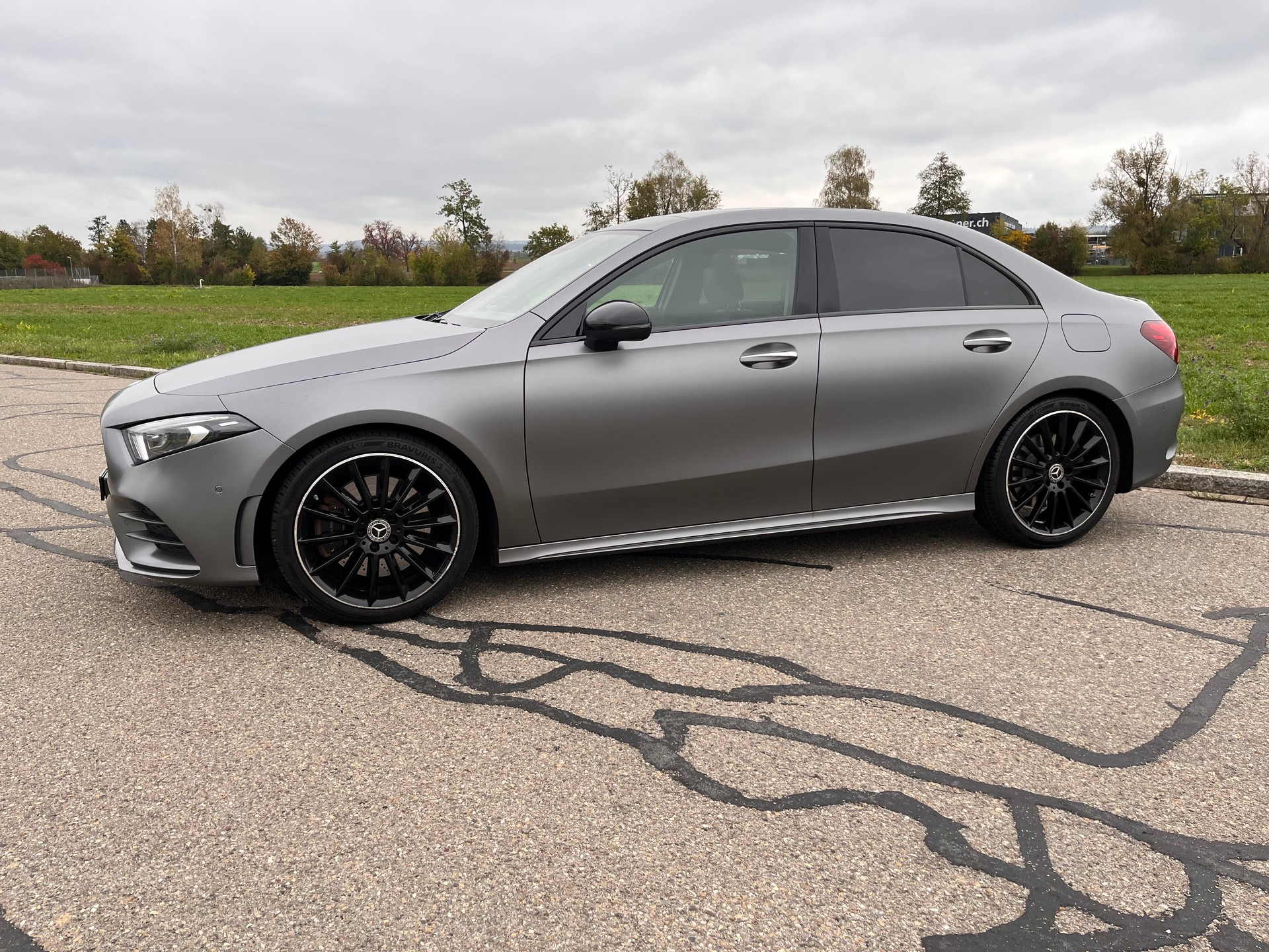 MERCEDES-BENZ A 250 4Matic AMG Line 4Matic 7G-DCT * 1.HAND FAHRZEUG - AMG LINE - PANORAMADACH - GRAU MATT *-showroom-element-2