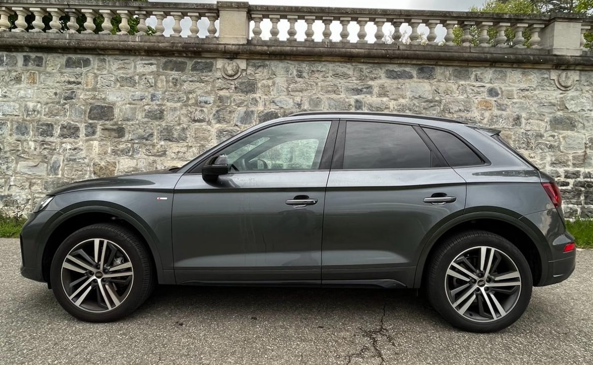 AUDI Q5 40 TDI Black Edition quattro S-tronic-image-2