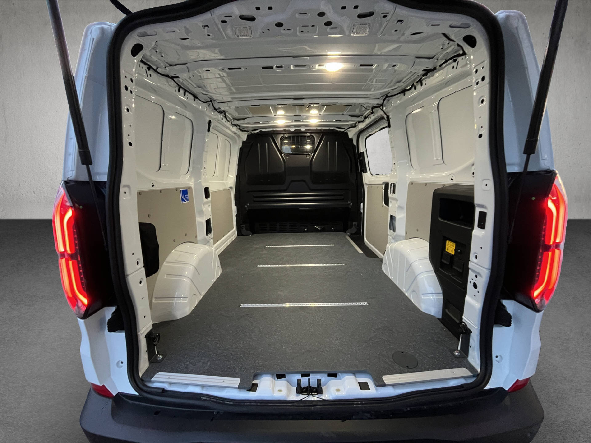 FORD E-Transit C Van 320 L1 Trend-image-28