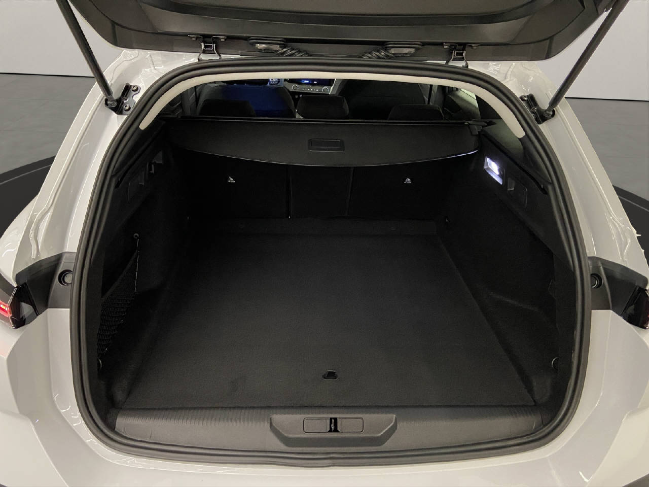 PEUGEOT 308 SW 1.2 Hybrid Style-image-12