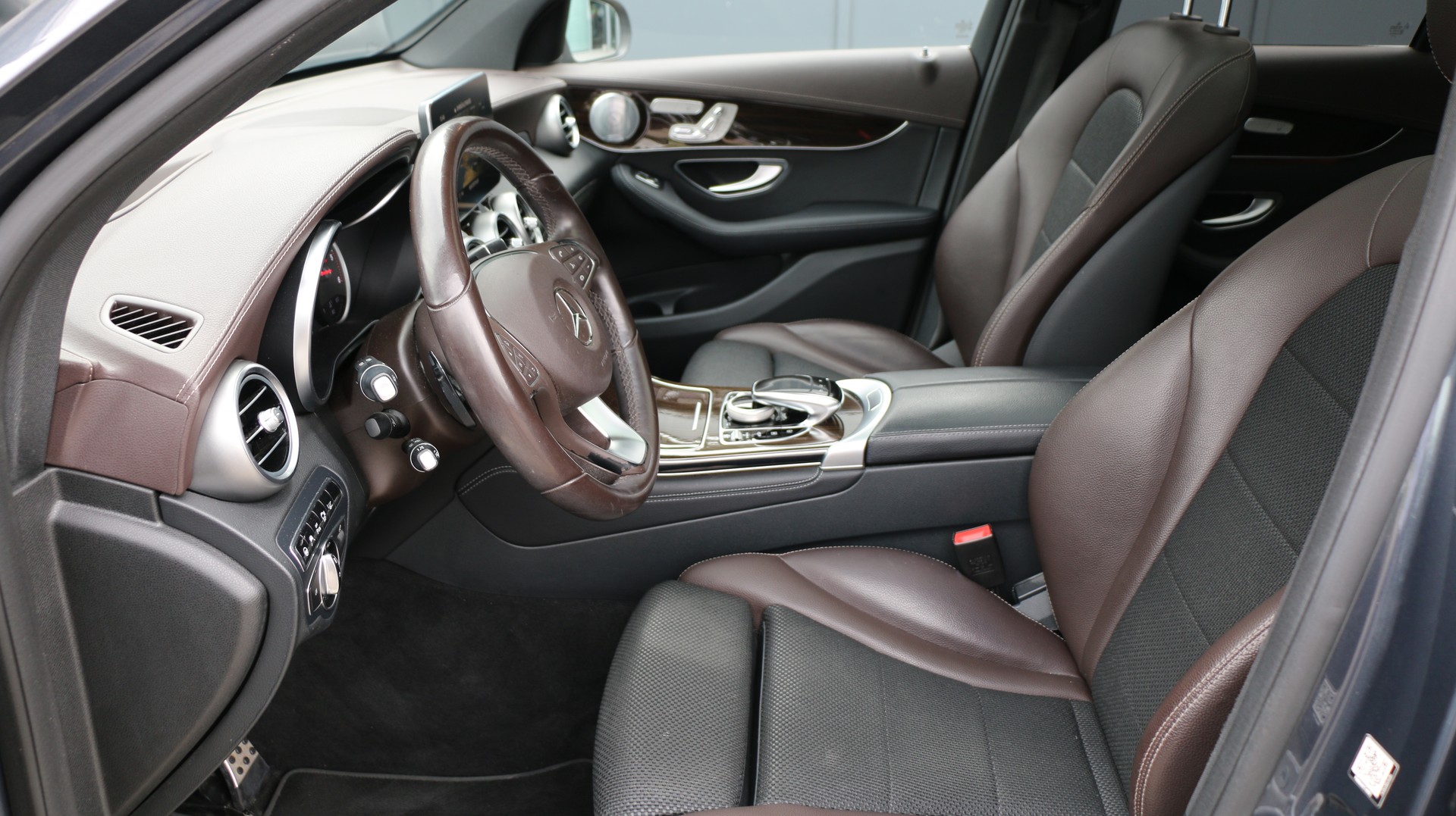 MERCEDES-BENZ GLC 250 d AMG Line 4Matic-image-12
