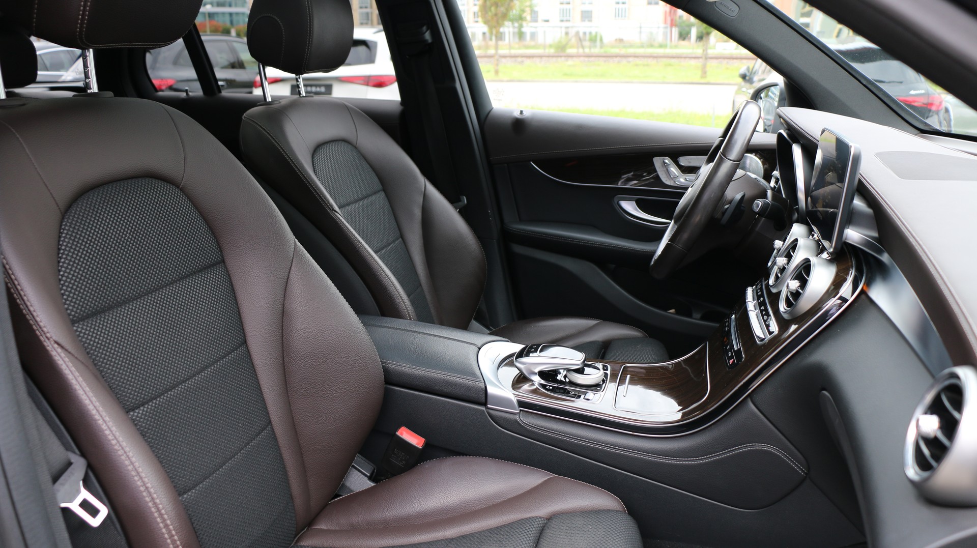 MERCEDES-BENZ GLC 250 d AMG Line 4Matic-image-24