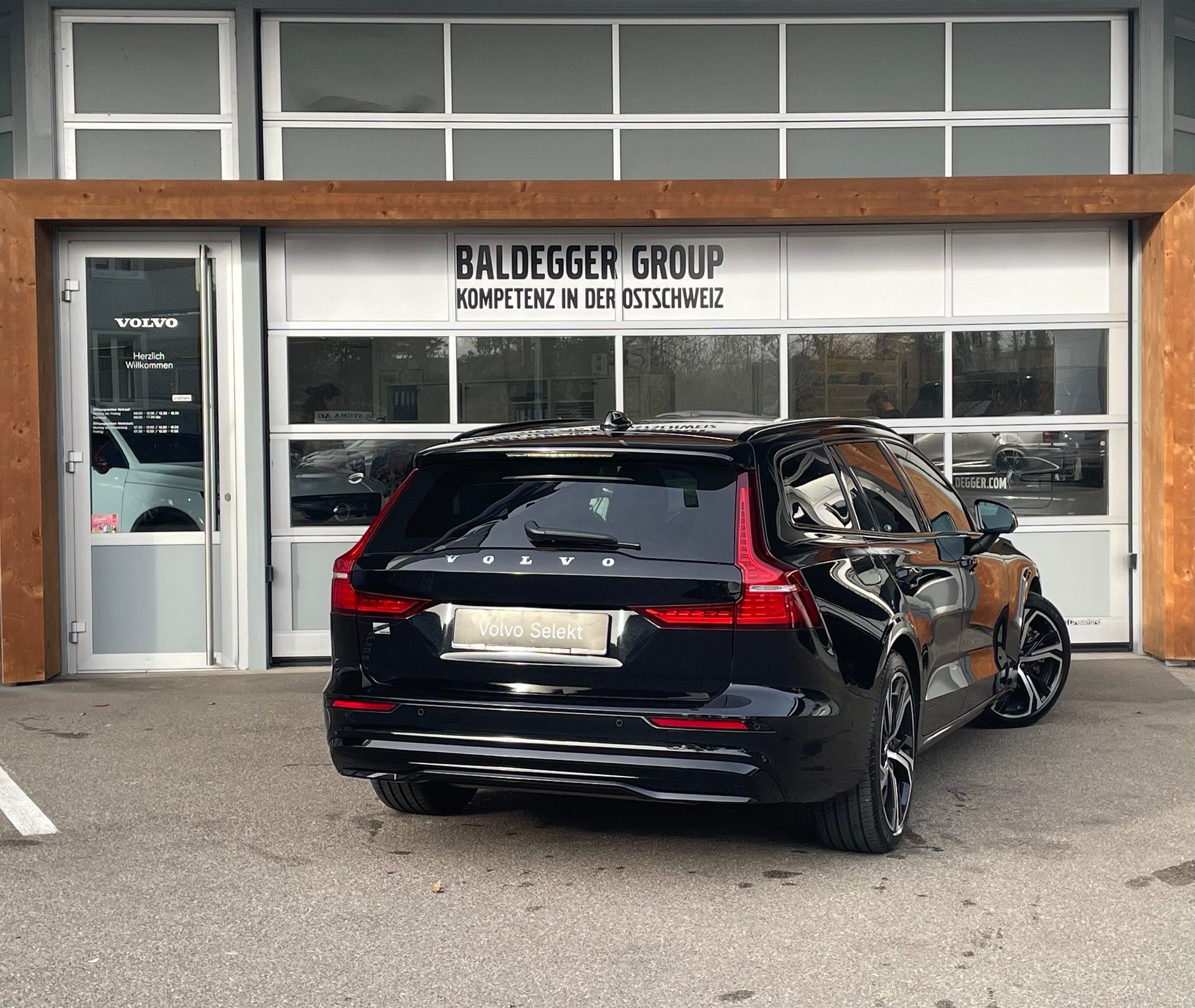 VOLVO V60 T6e AWD Ultim Dark-image-2