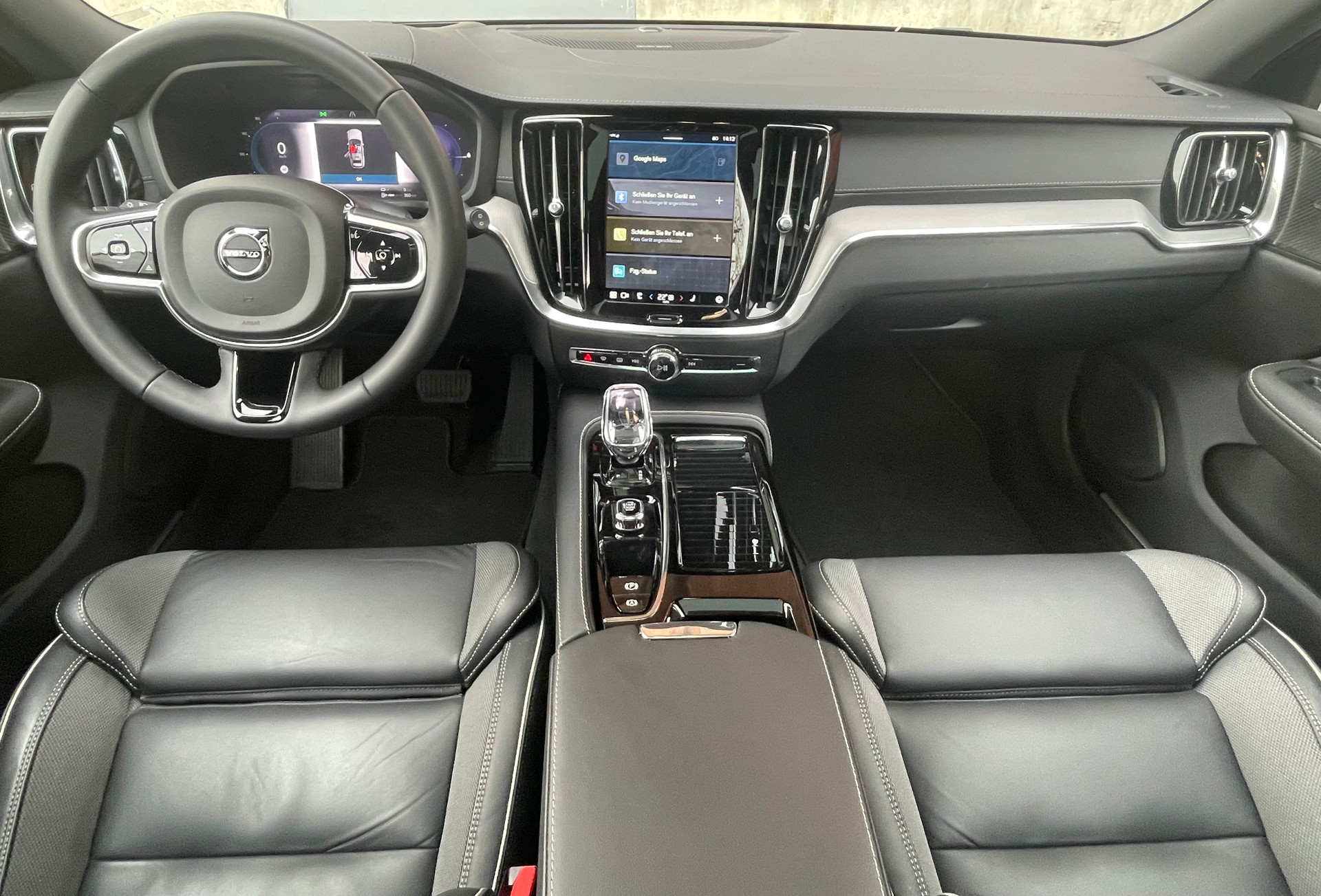 VOLVO V60 T6e AWD Ultim Dark-image-5