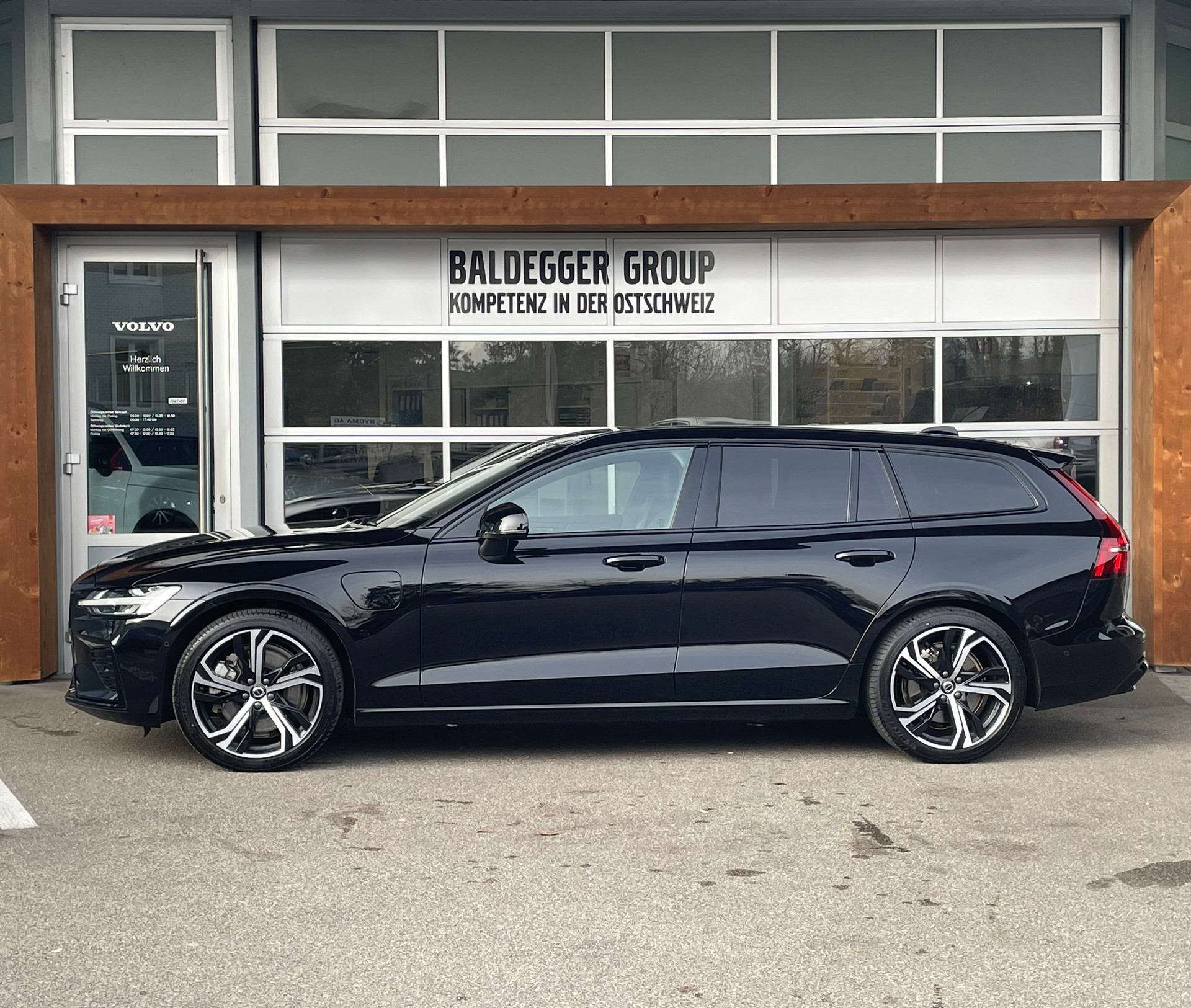 VOLVO V60 T6e AWD Ultim Dark-image-8