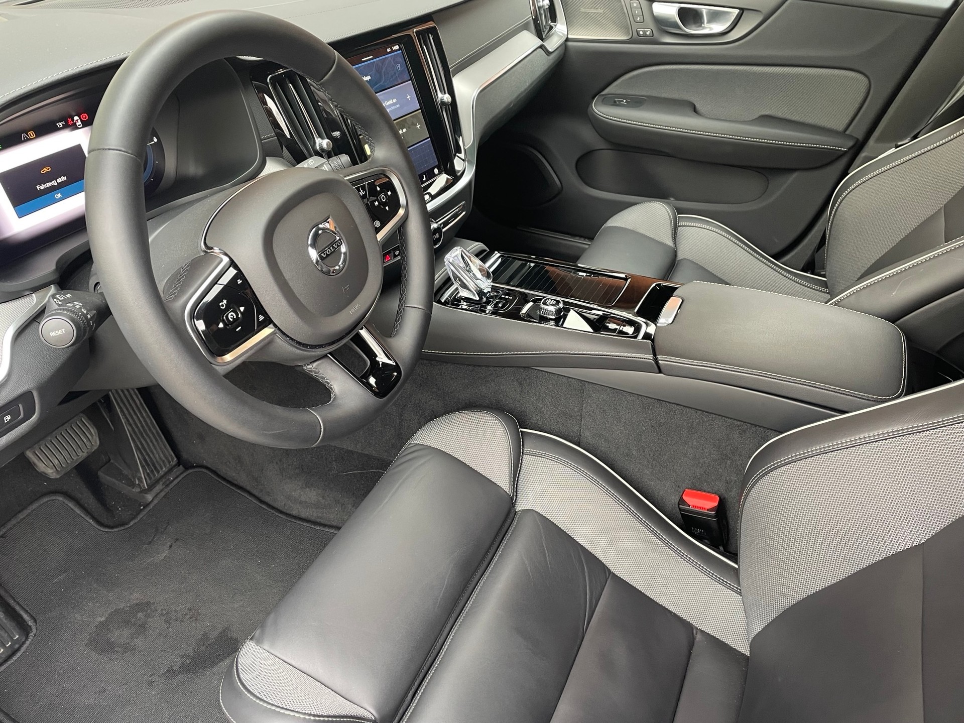 VOLVO V60 T6e AWD Ultim Dark-image-3