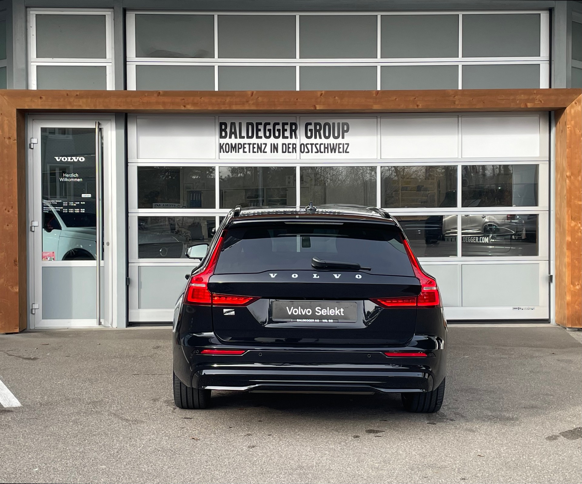VOLVO V60 T6e AWD Ultim Dark-image-9