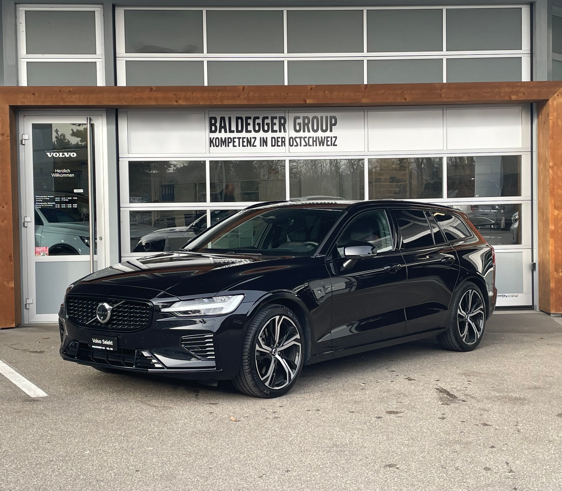 VOLVO V60 T6e AWD Ultim Dark-image-1