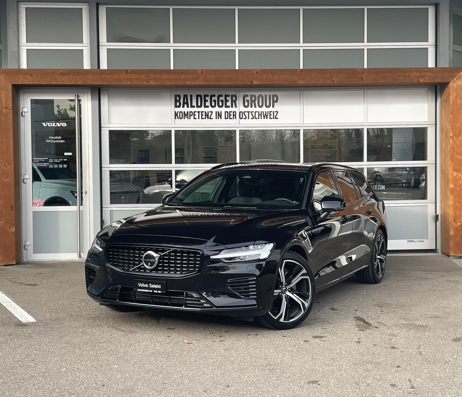 VOLVO V60 T6e AWD Ultim Dark-image-0