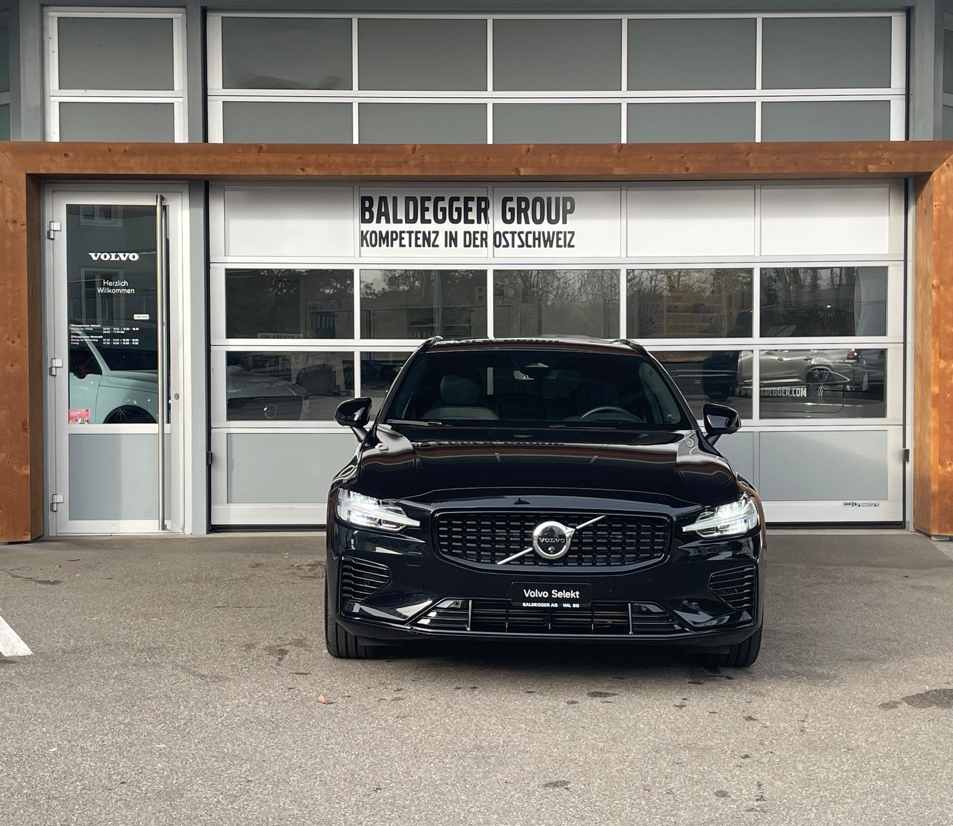 VOLVO V60 T6e AWD Ultim Dark-image-7