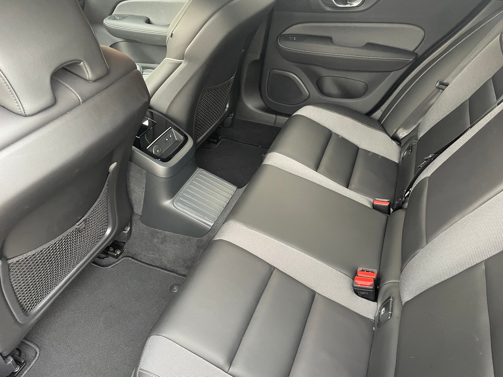 VOLVO V60 T6e AWD Ultim Dark-image-4