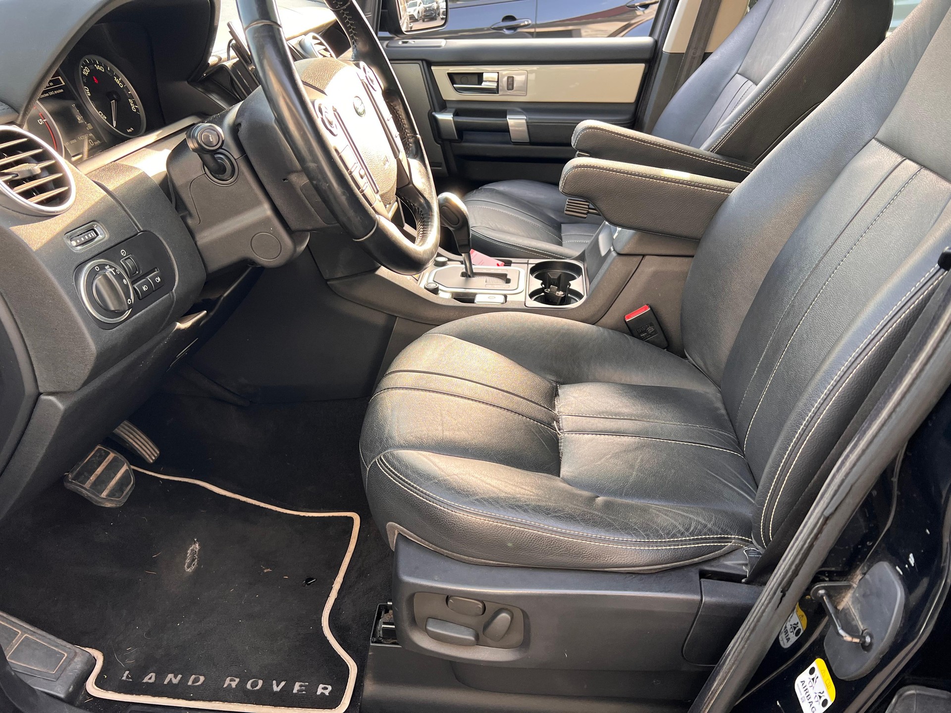 LAND ROVER Discovery 3.0 TDV6 245 SE-image-8