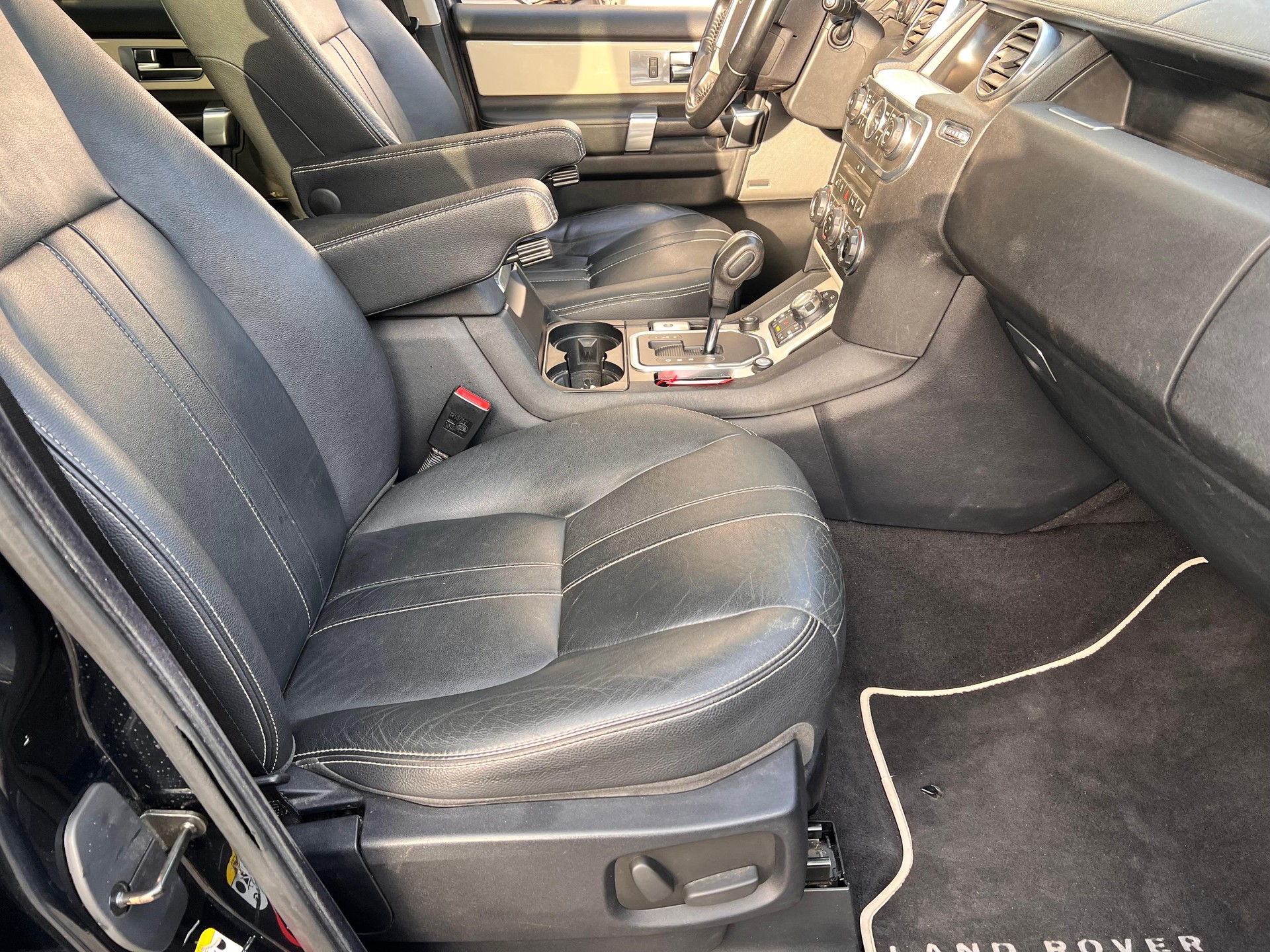 LAND ROVER Discovery 3.0 TDV6 245 SE-image-12