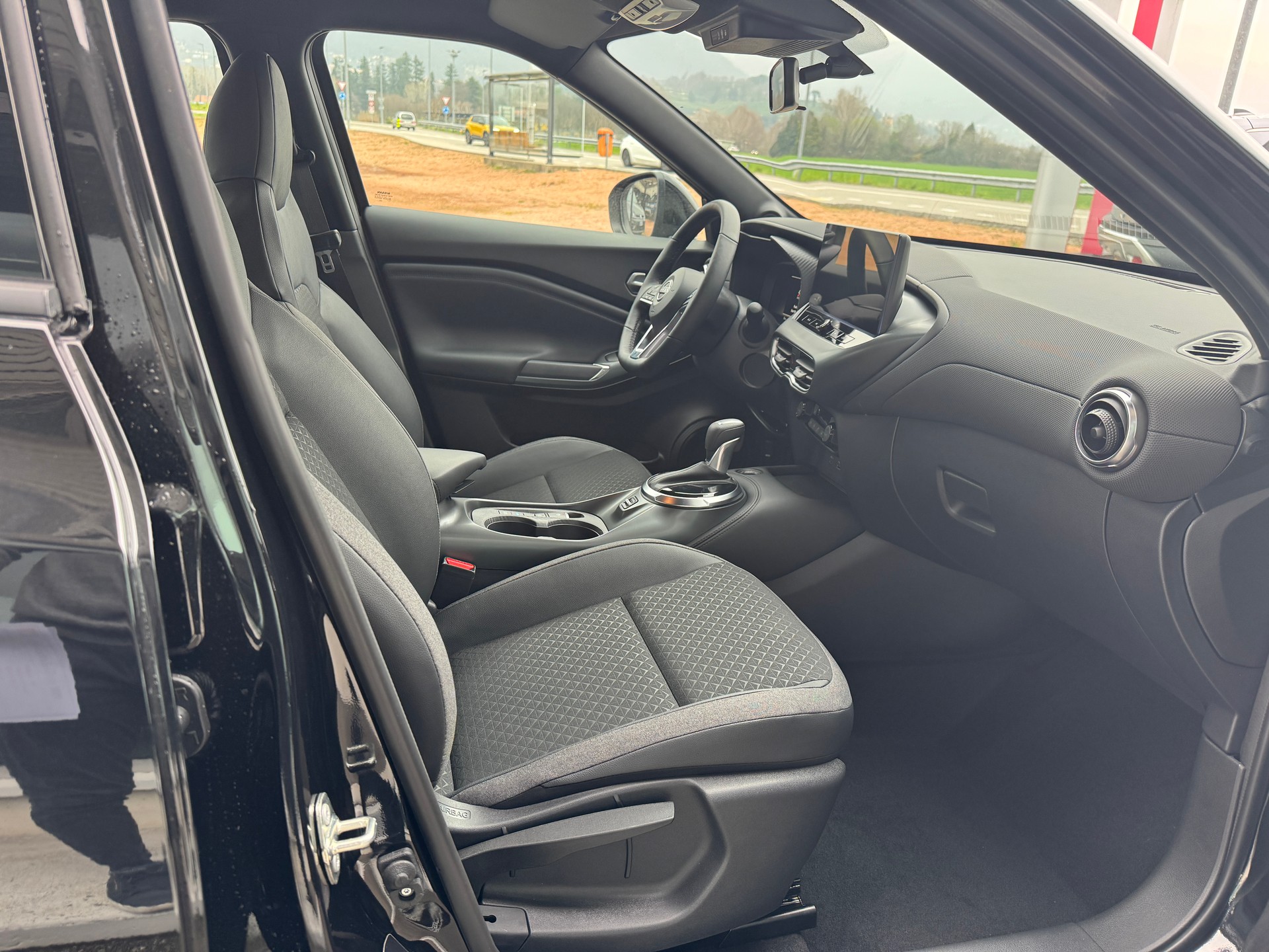 NISSAN Juke 1.6 FHEV N-Connecta-image-11