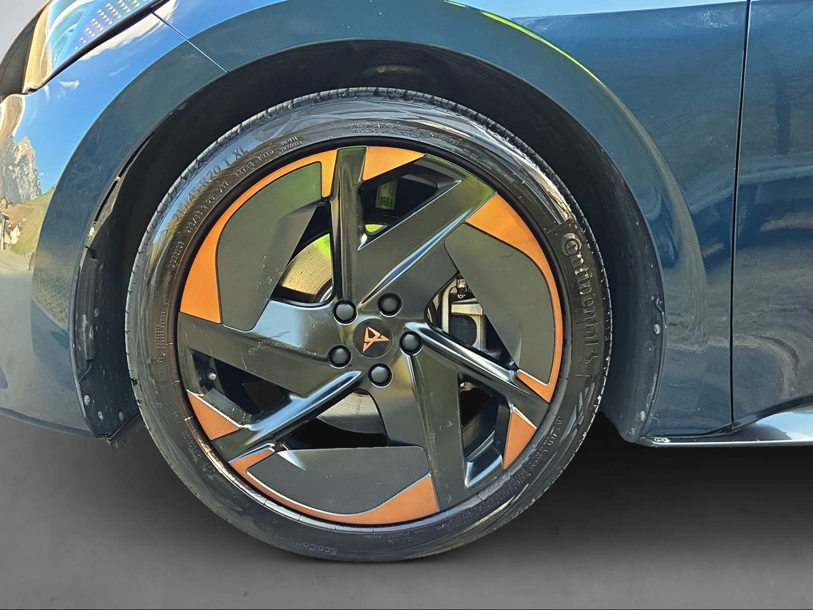 CUPRA Born Electric-showroom-element-2