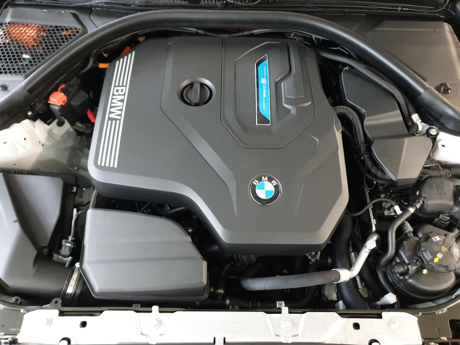 BMW 330e xDrive-image-22