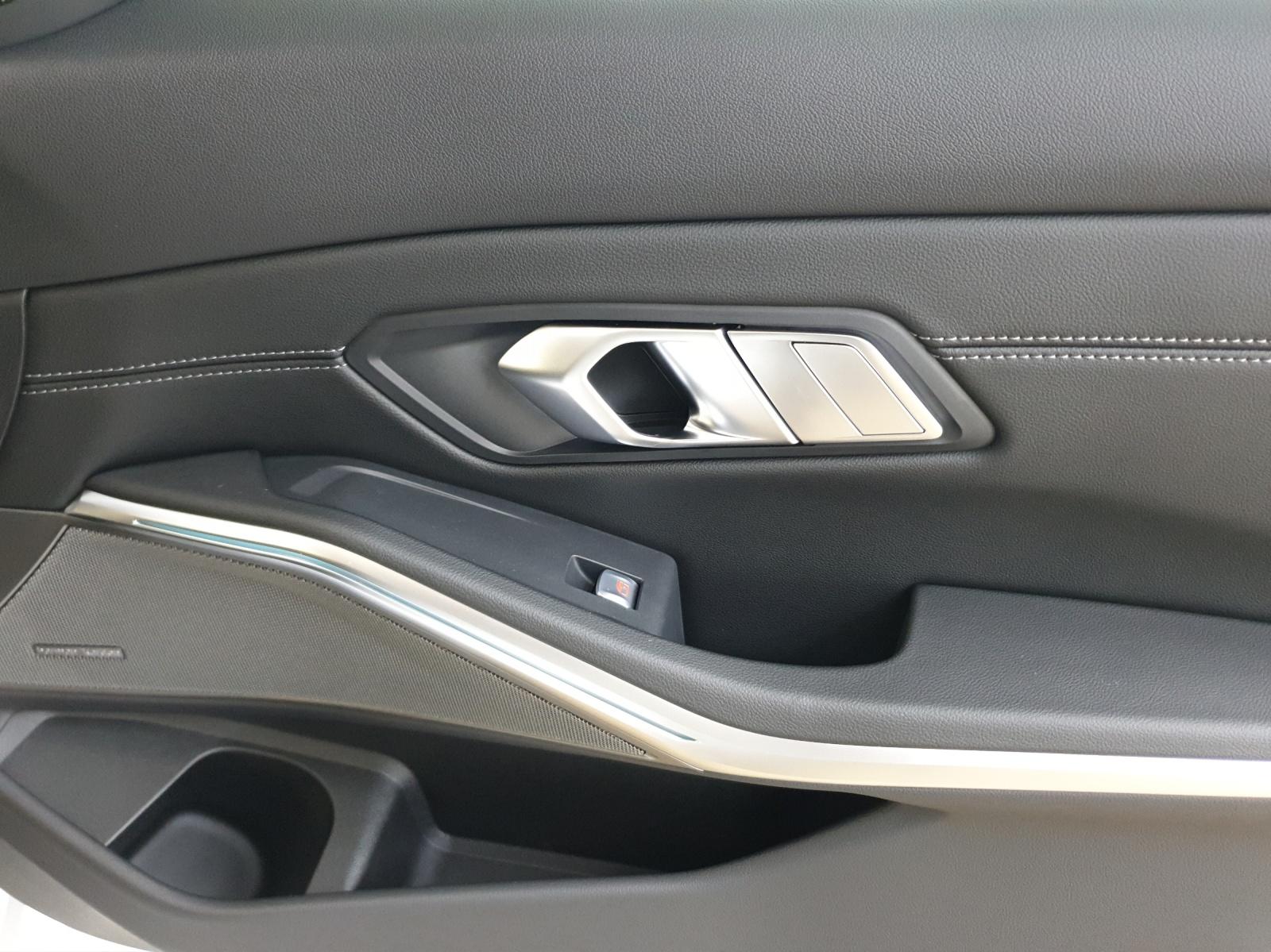 BMW 330e xDrive-image-15