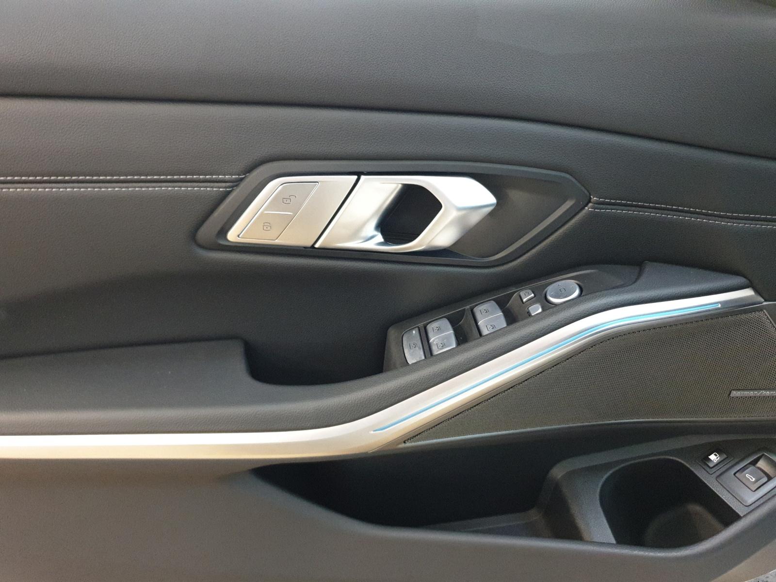 BMW 330e xDrive-image-9