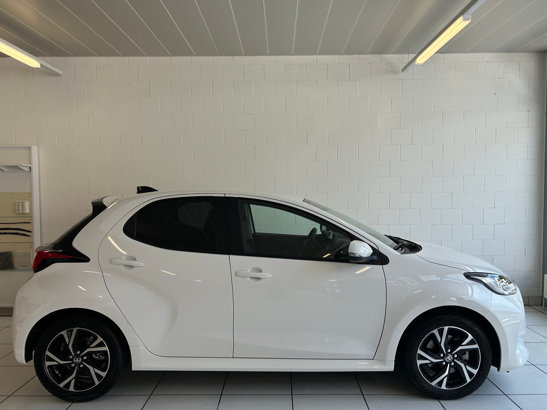 TOYOTA Yaris 1.5 Trend e-CVT-image-4