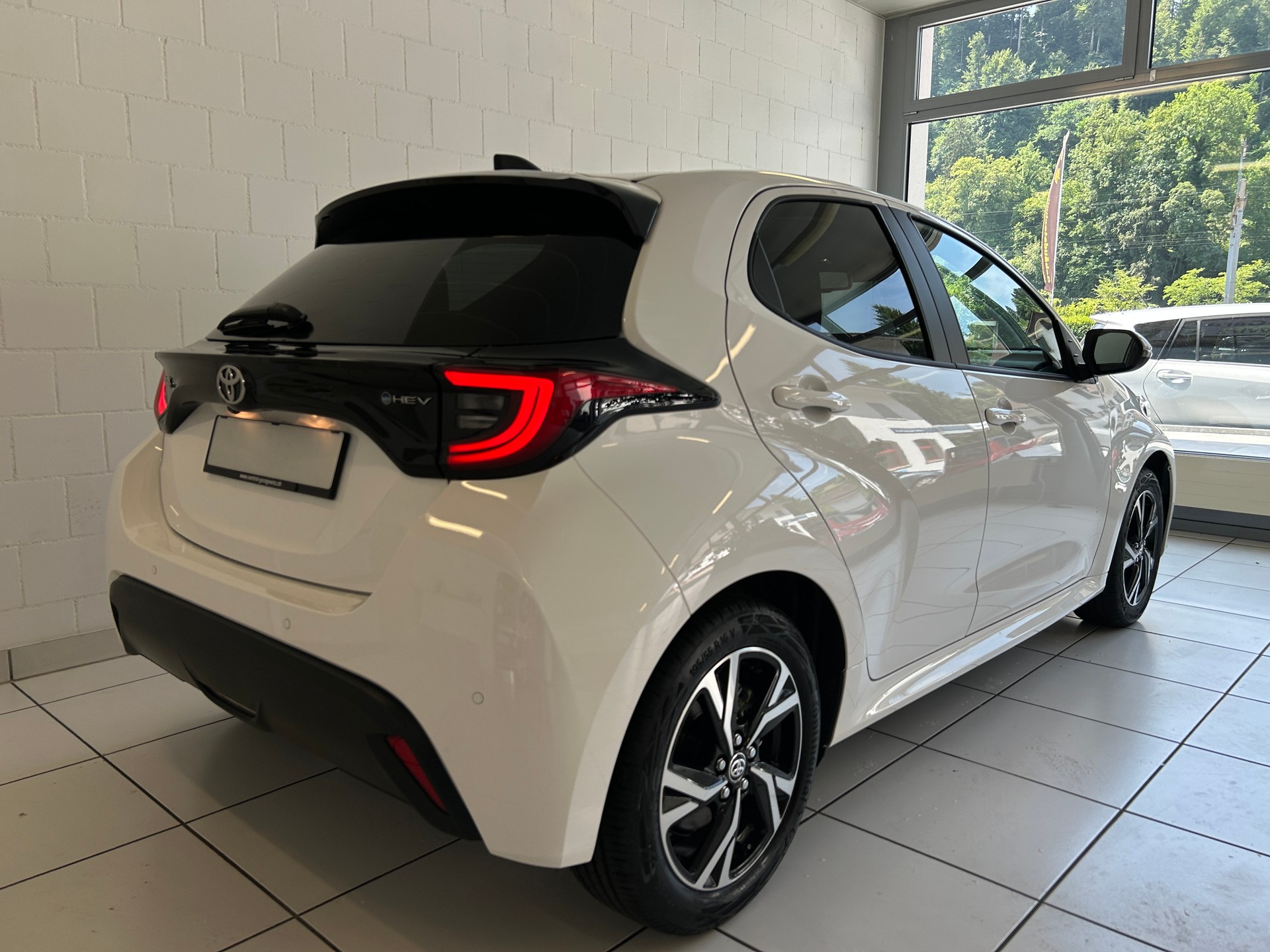 TOYOTA Yaris 1.5 Trend e-CVT-image-3