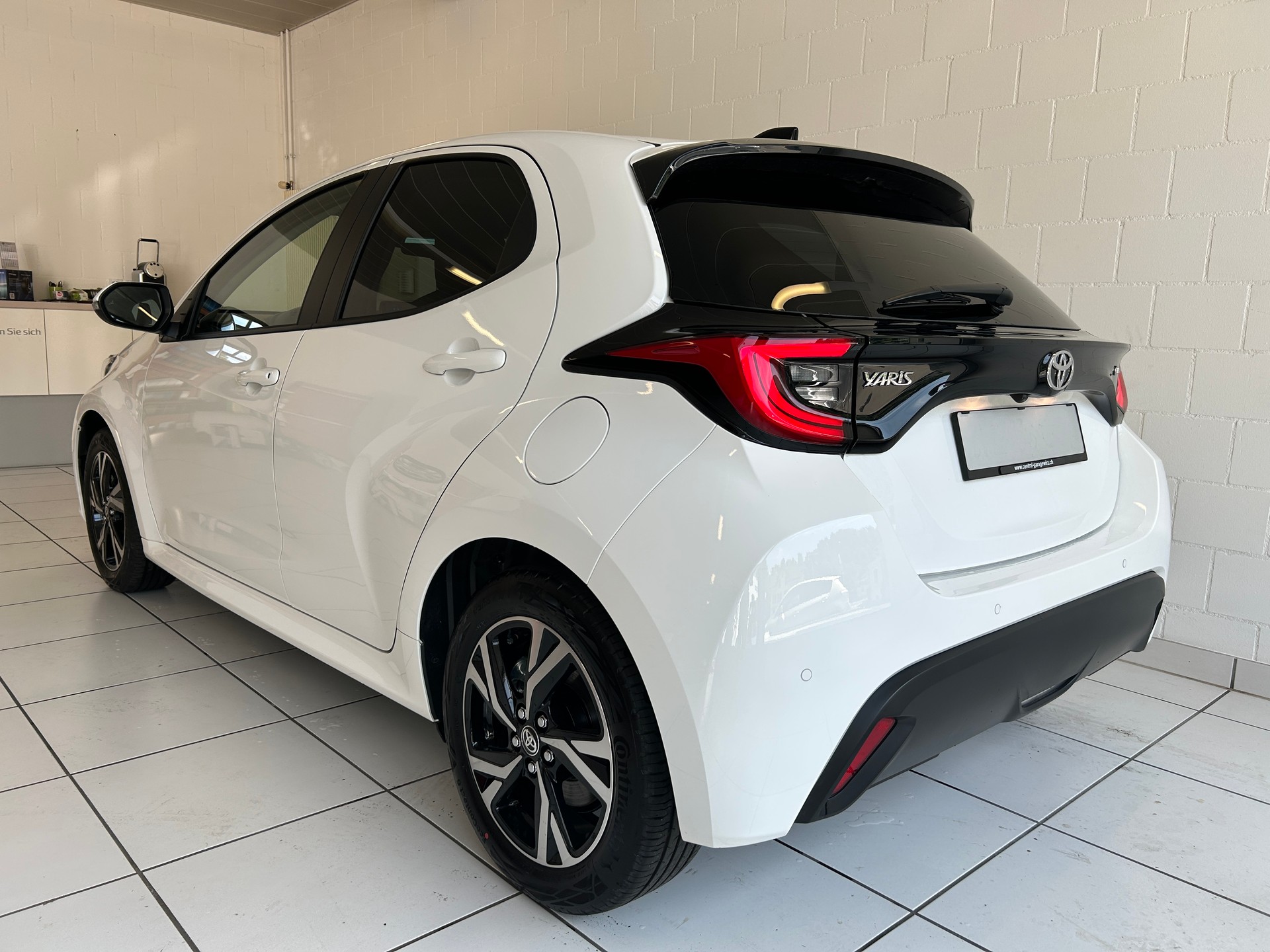 TOYOTA Yaris 1.5 Trend e-CVT-image-2