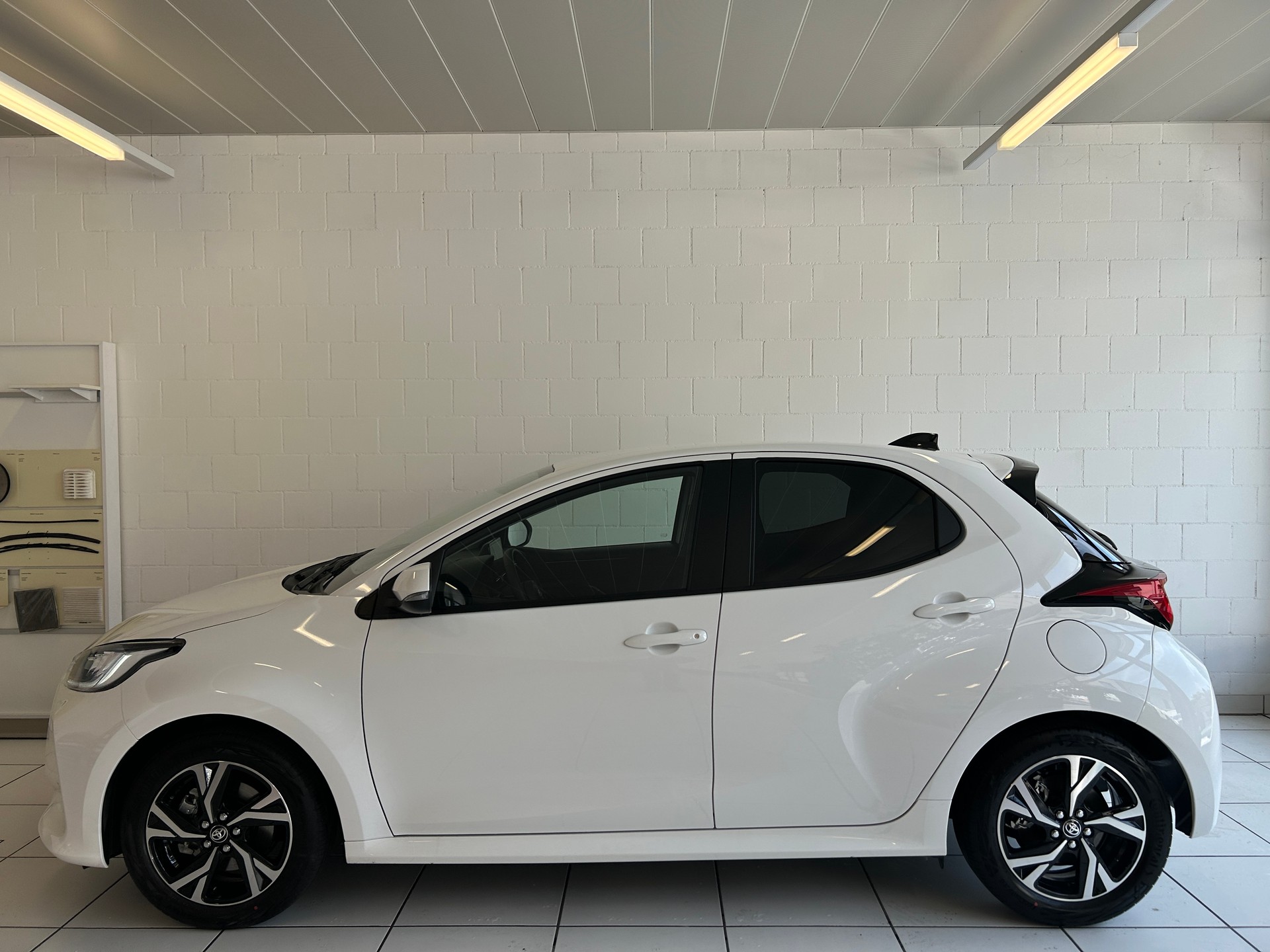 TOYOTA Yaris 1.5 Trend e-CVT-image-1