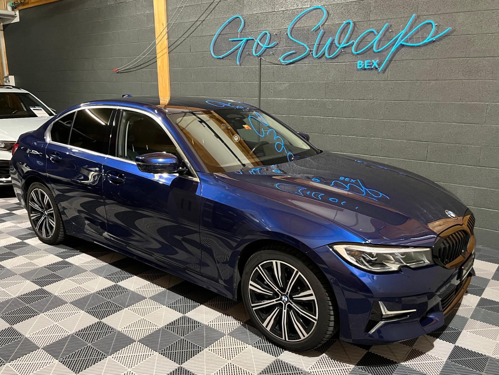 BMW 330e Steptronic Luxury Line-image-0