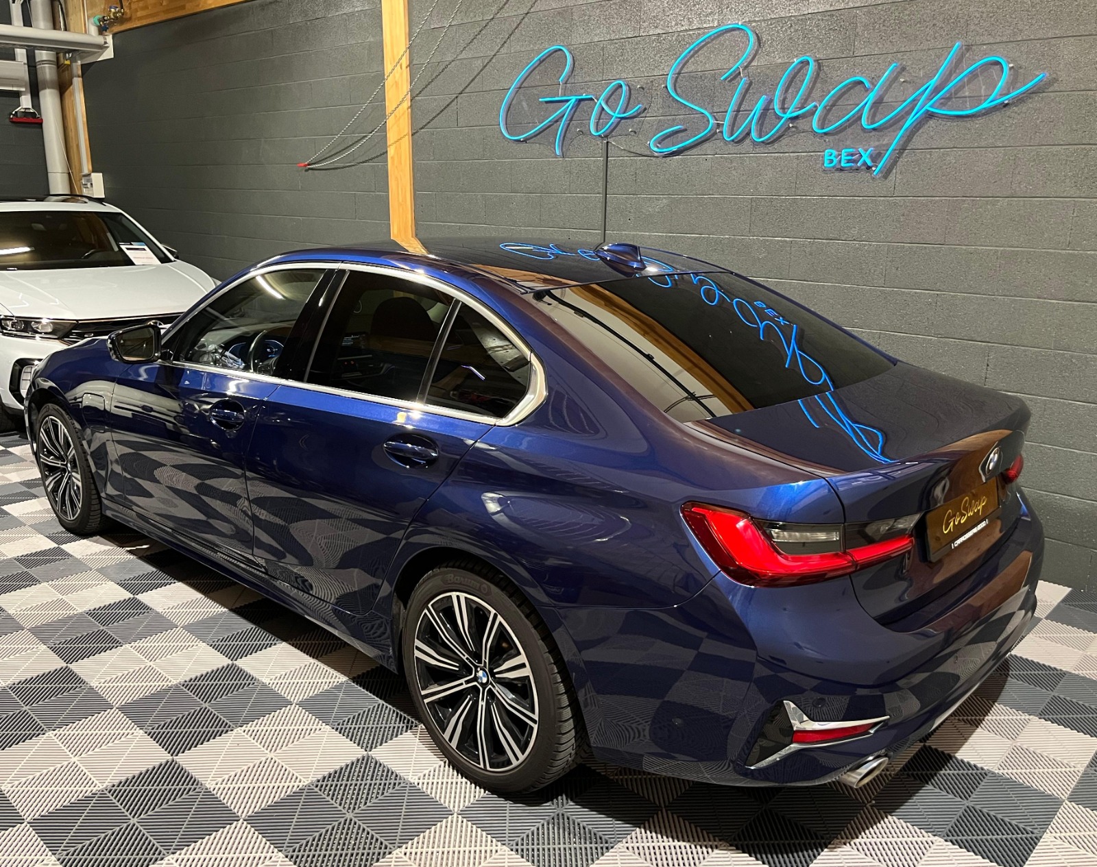 BMW 330e Steptronic Luxury Line-image-7