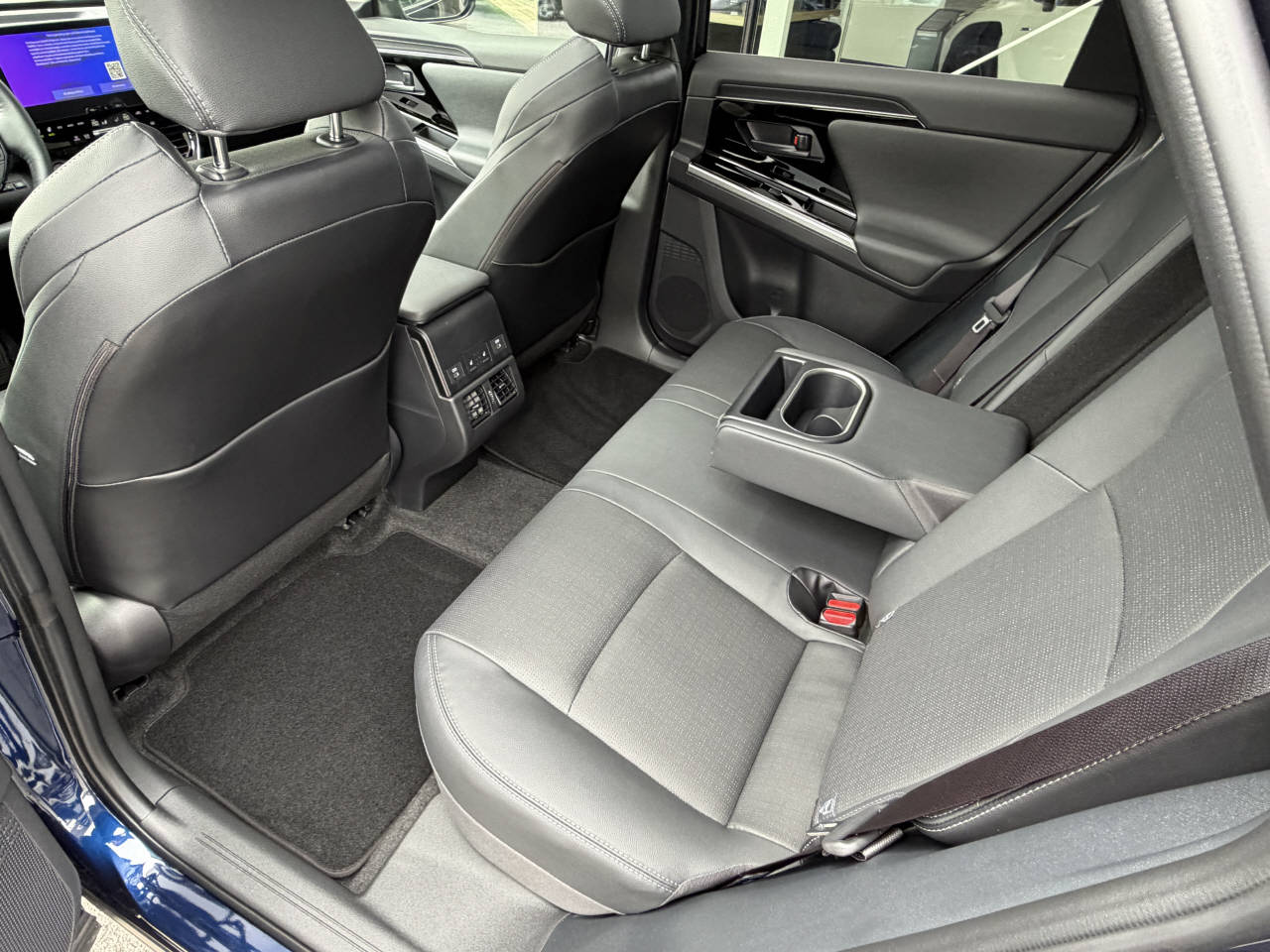 SUBARU Solterra eV Luxury AWD-image-8
