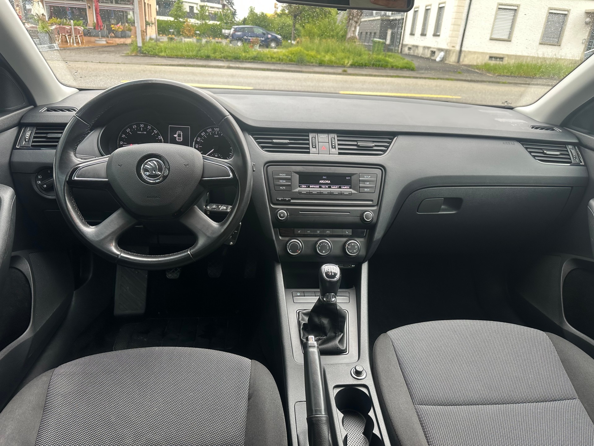 SKODA Octavia Combi 1.6 TDI Elegance-image-6