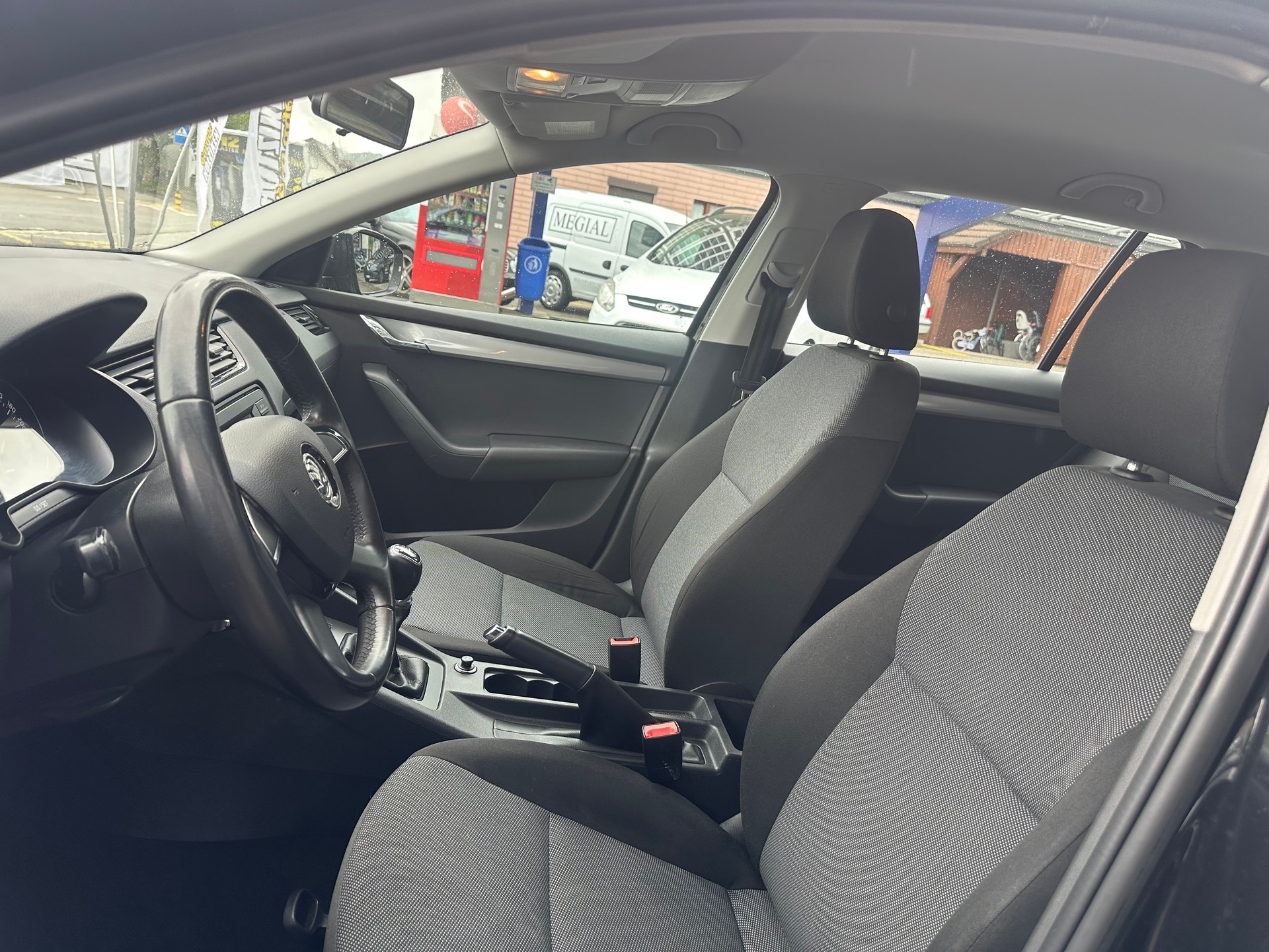 SKODA Octavia Combi 1.6 TDI Elegance-image-8