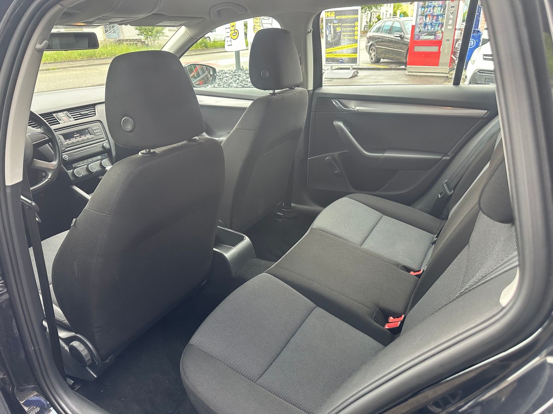 SKODA Octavia Combi 1.6 TDI Elegance-image-5