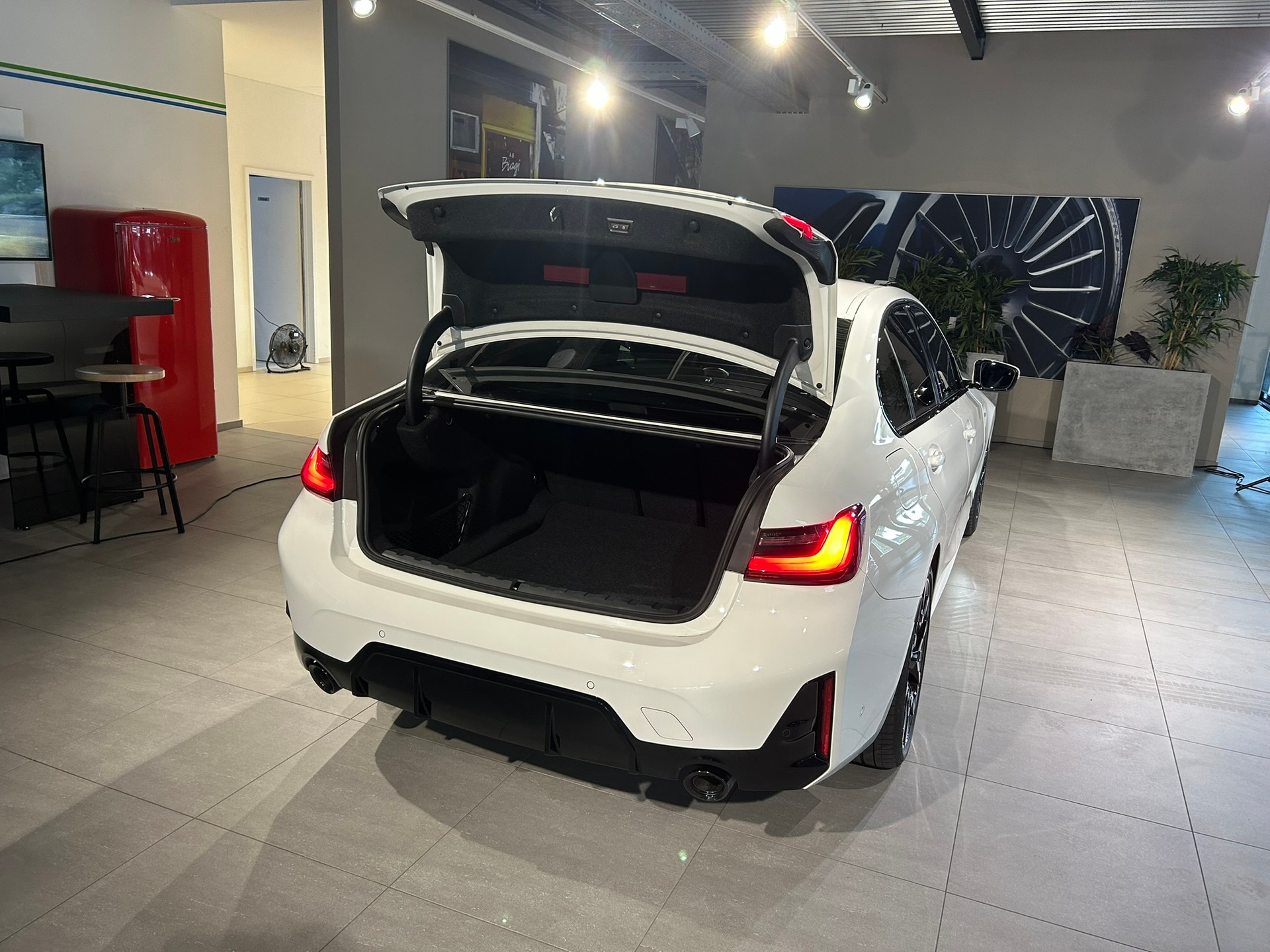 BMW 320d xDrive 48V Steptronic M Sport Pro-image-15