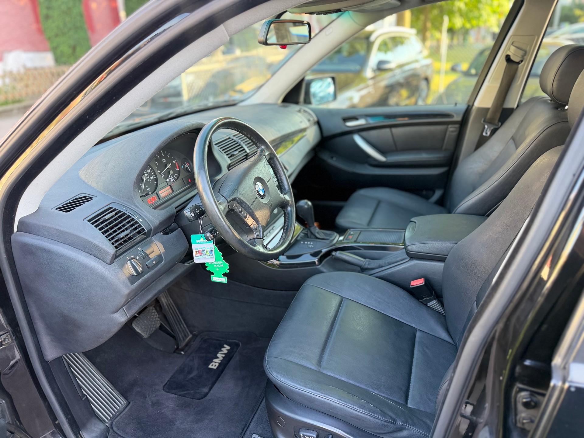 BMW X5 3.0i-image-9