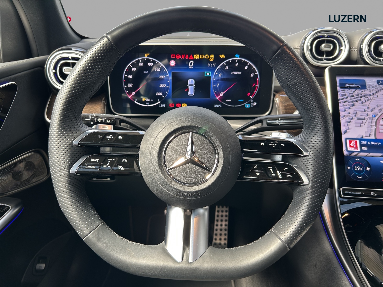 MERCEDES-BENZ GLC 300 4Matic AMG Line 9G-Tronic-image-9