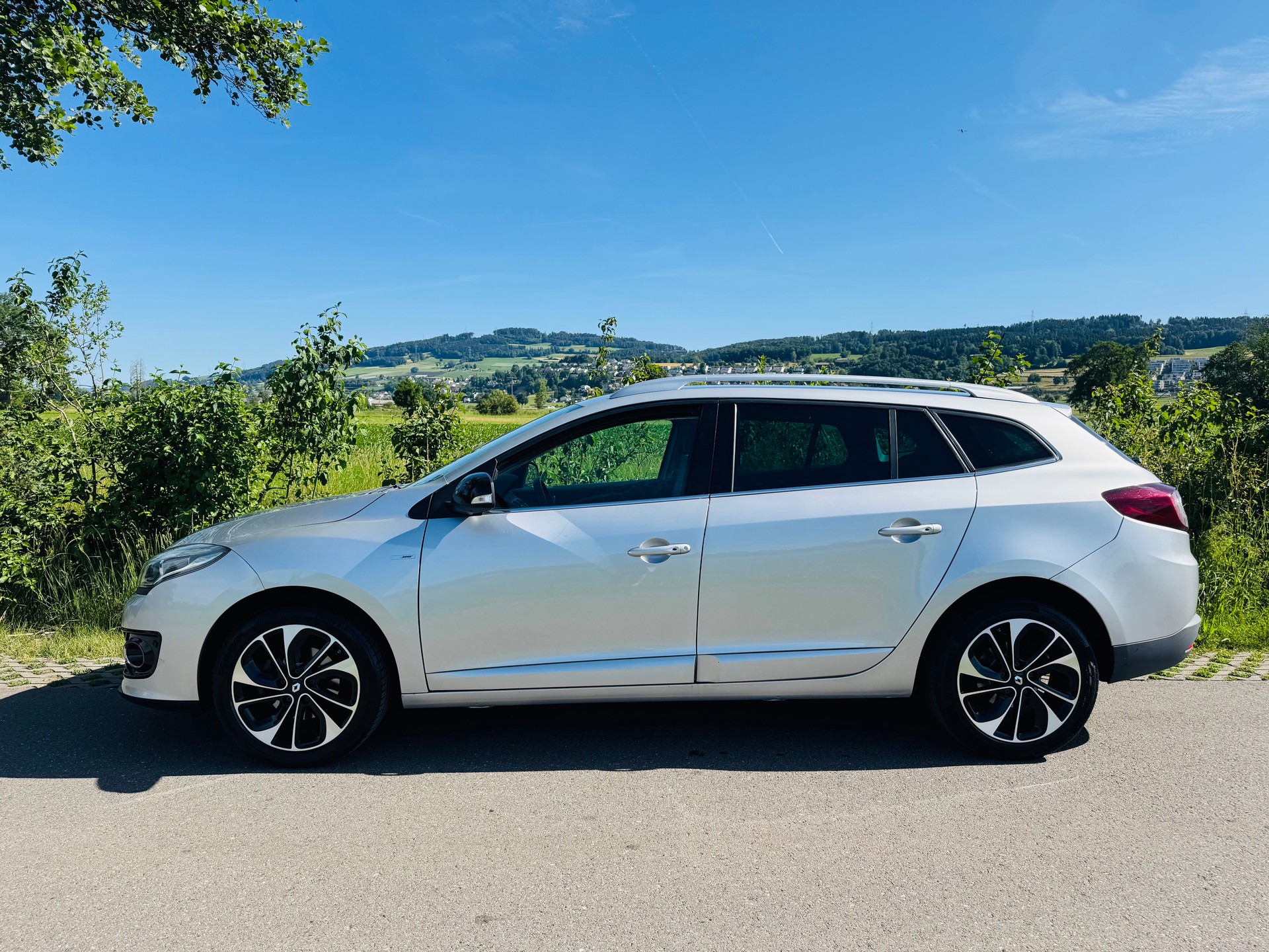 RENAULT Mégane Grandtour 1.2 16V Turbo Bose EDC-image-1