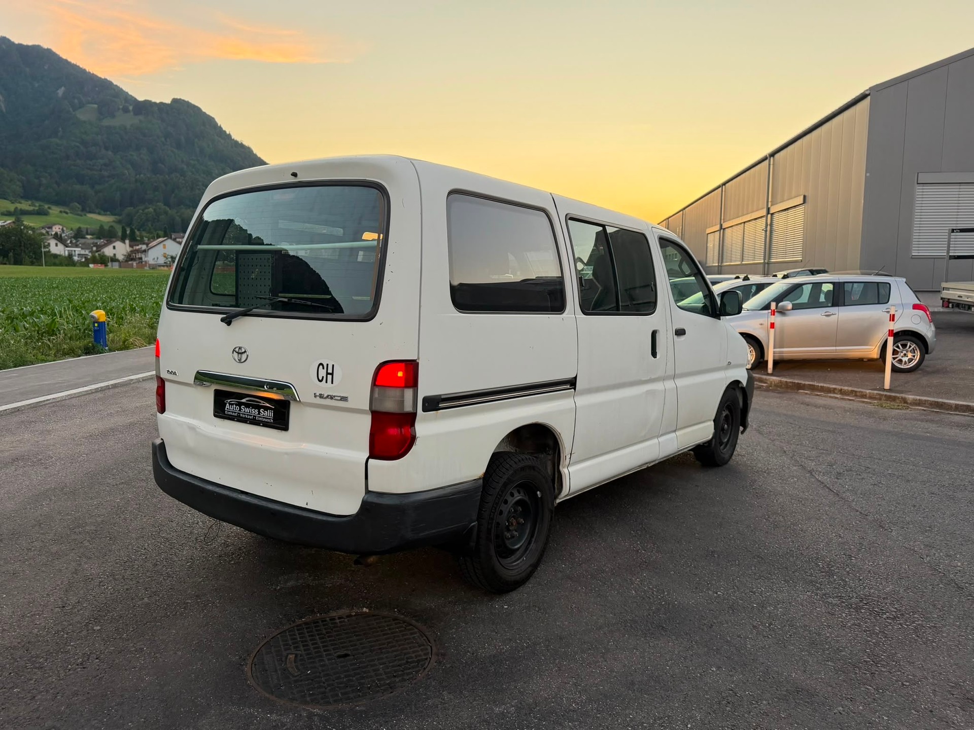 TOYOTA Hiace D-4D Van SWB-image-4