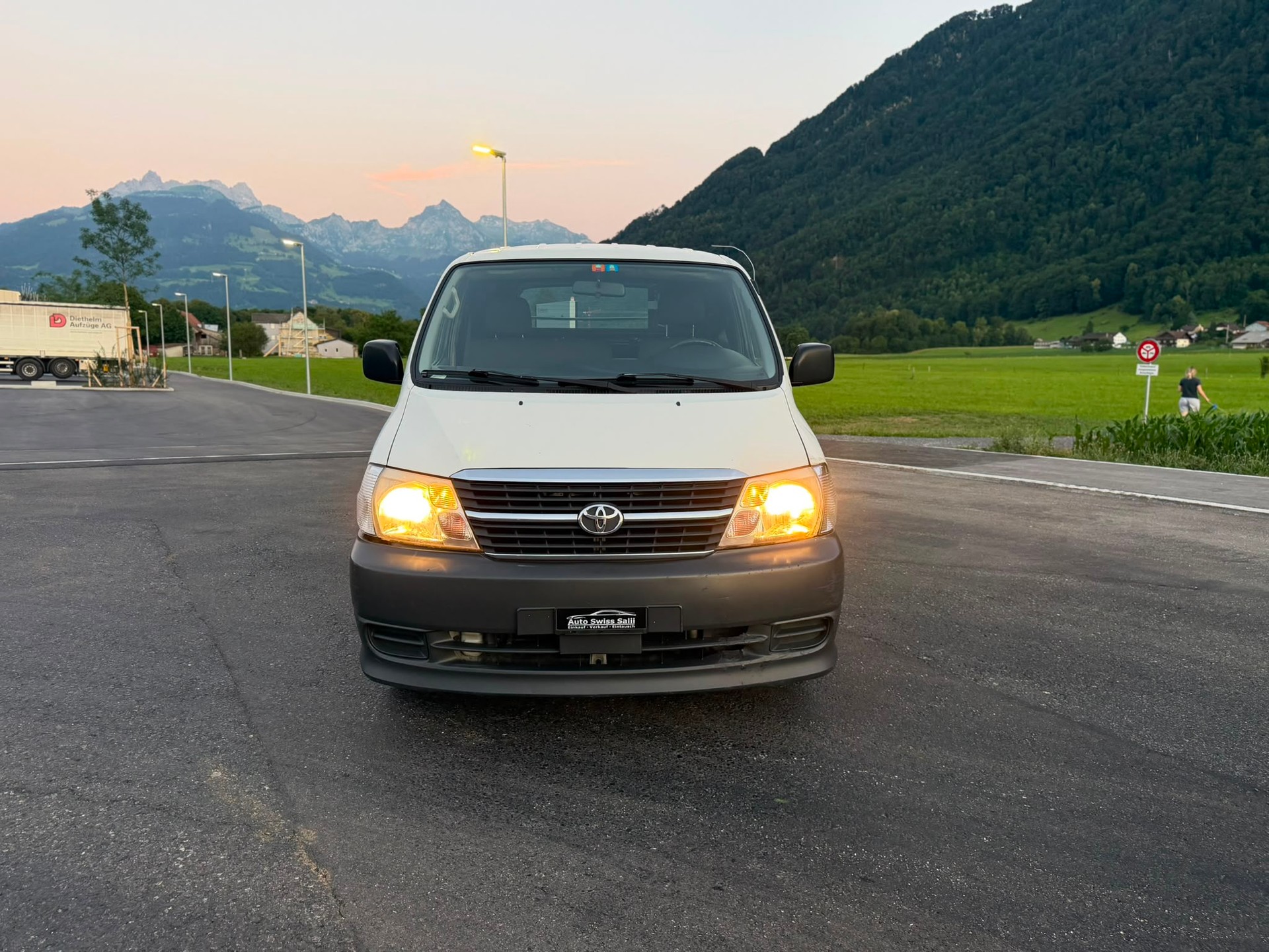 TOYOTA Hiace D-4D Van SWB-image-2