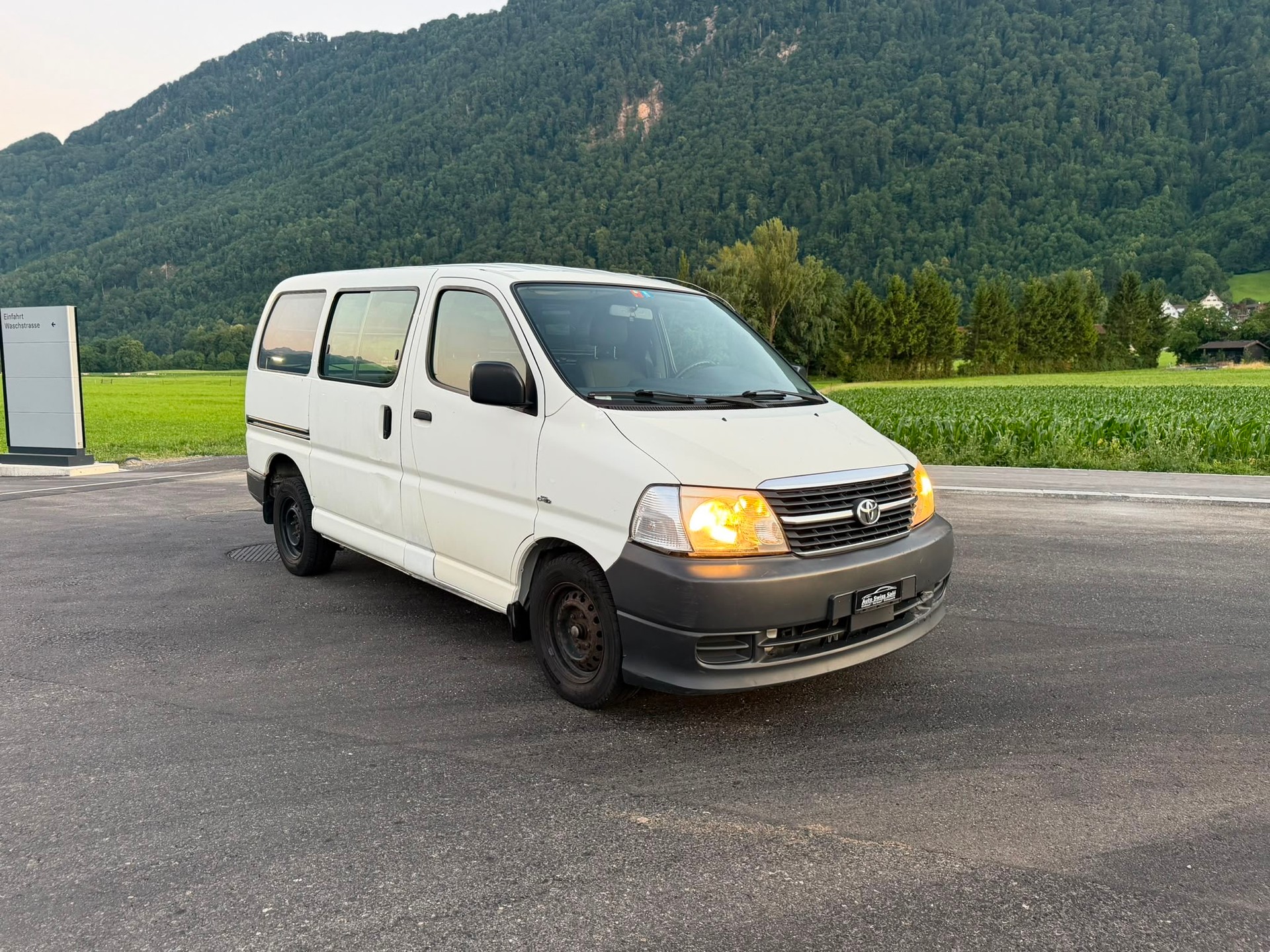 TOYOTA Hiace D-4D Van SWB-image-1