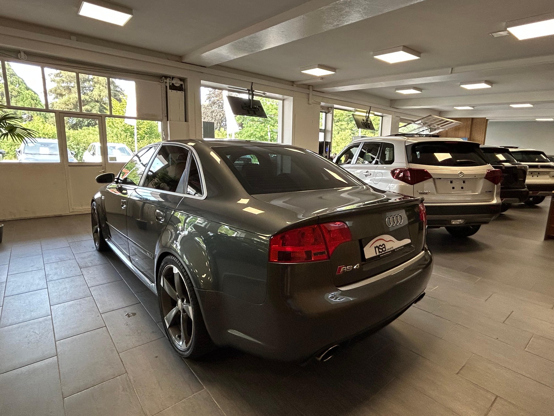 AUDI RS4 4.2 V8 quattro-image-4