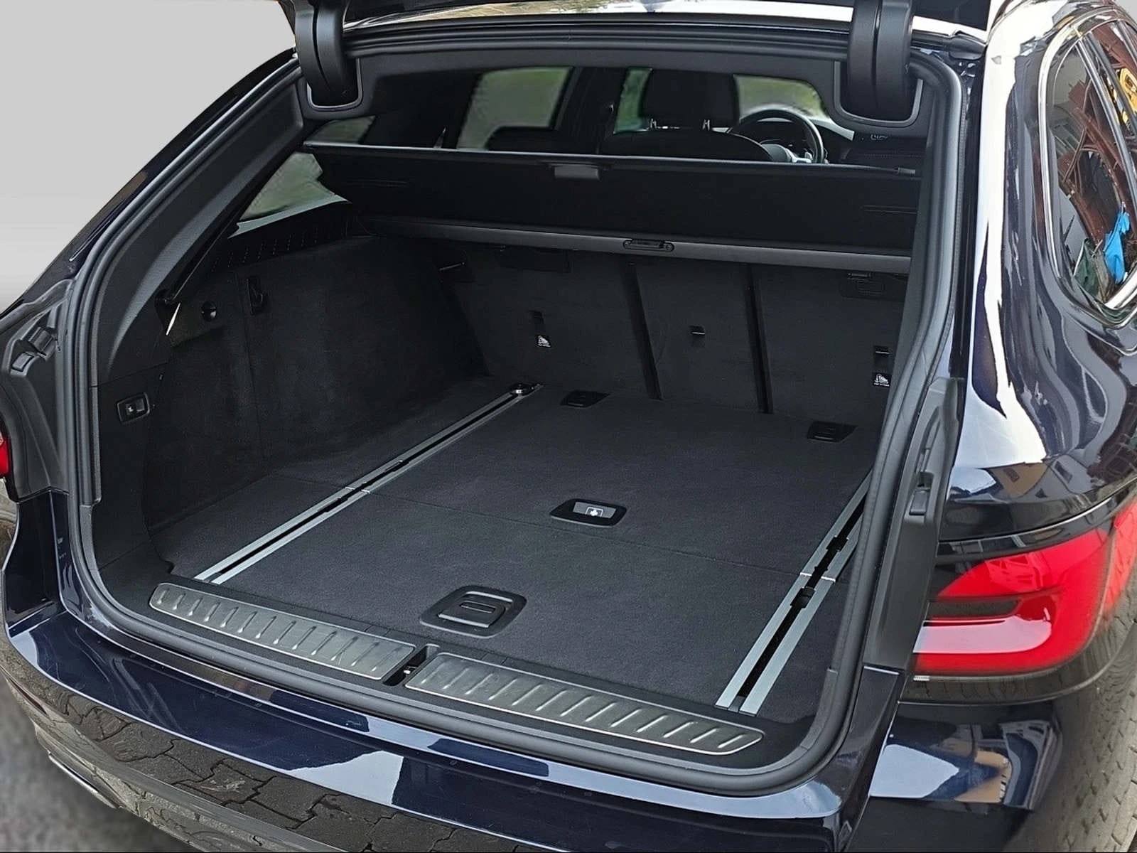 BMW 520d xDrive 48V Touring Pure M Sport Edition-image-16