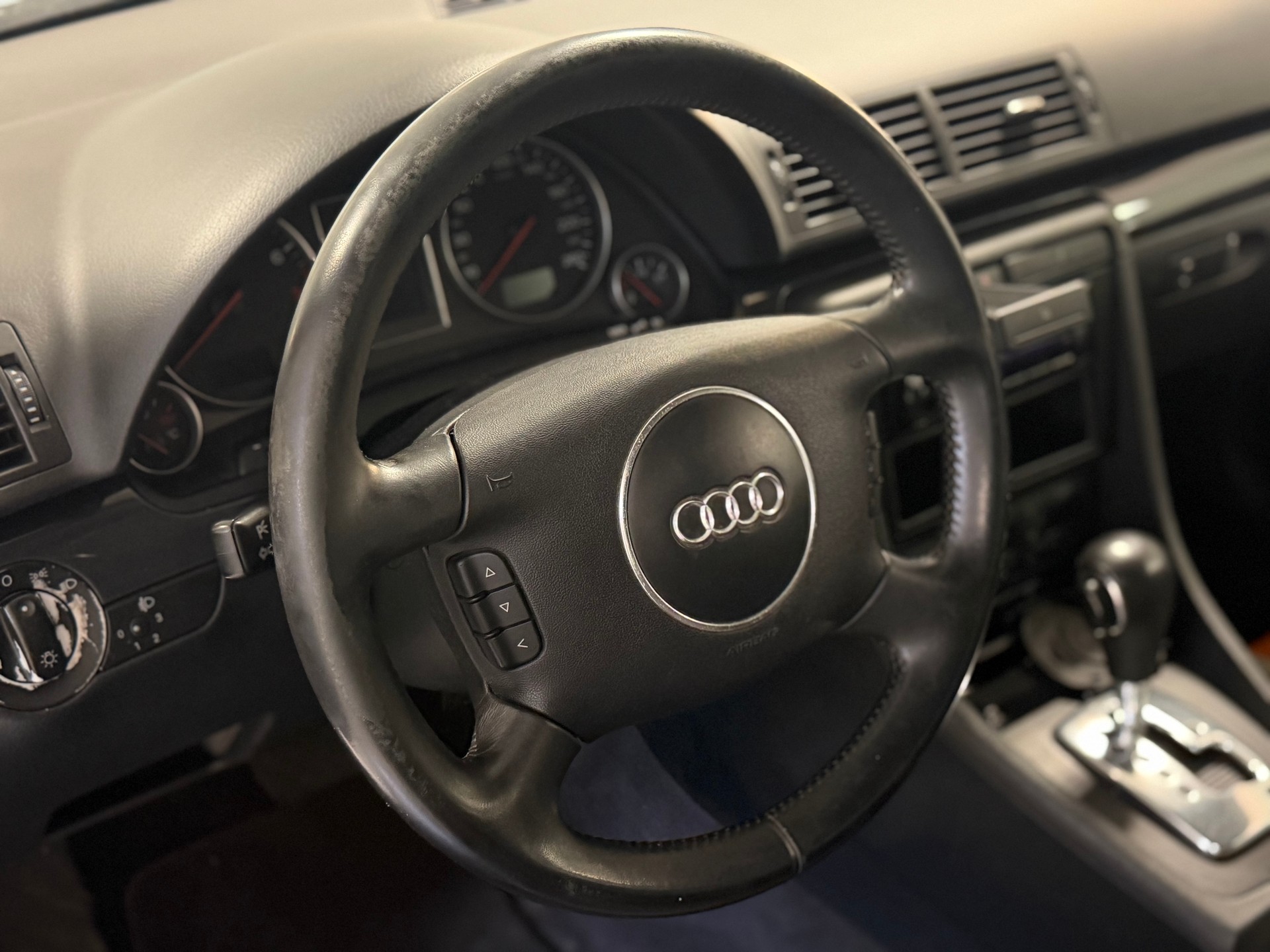 AUDI A4 Avant 2.4 V6-image-8