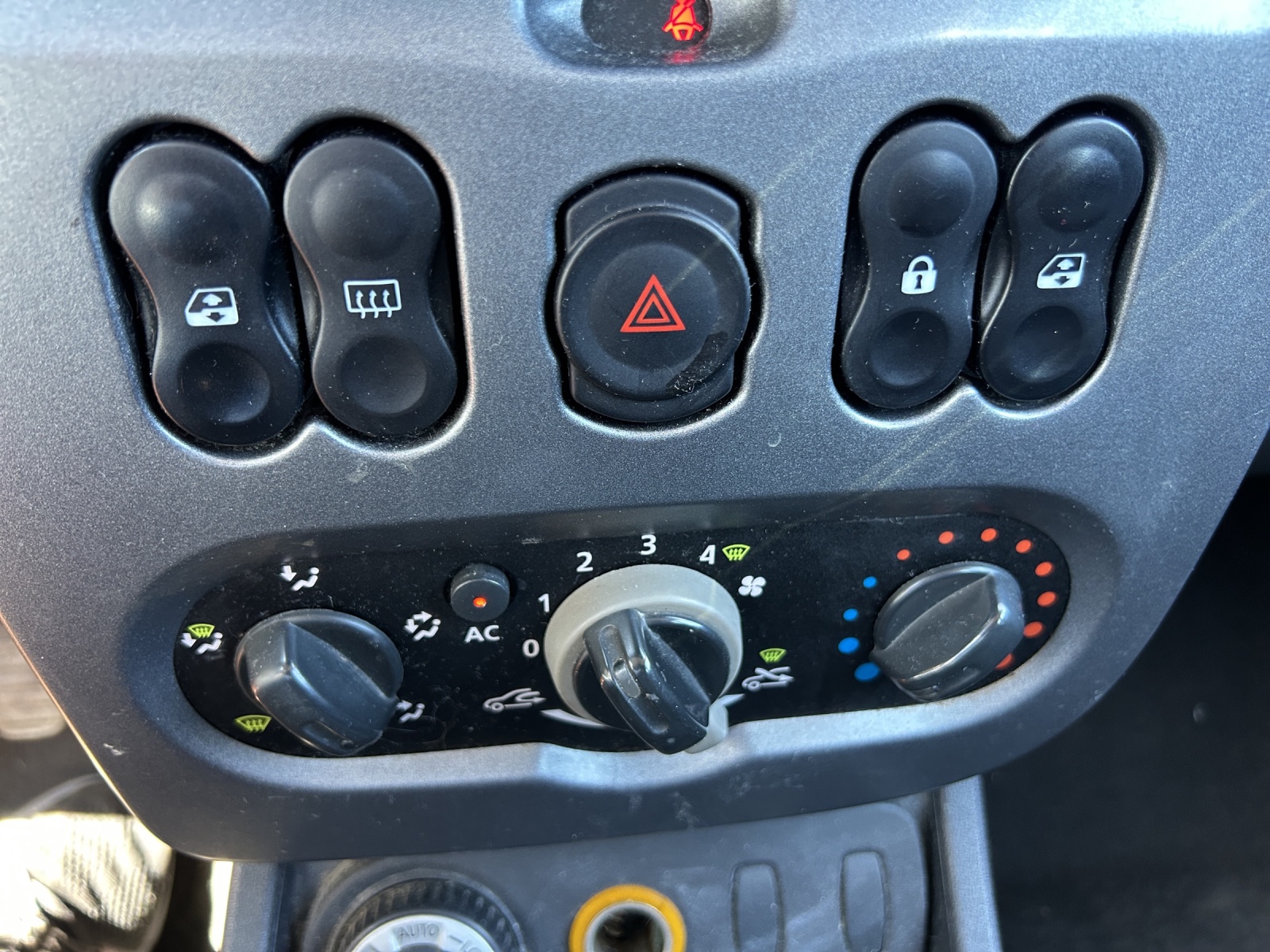DACIA Duster 1.6 Ambiance 4x4-image-15